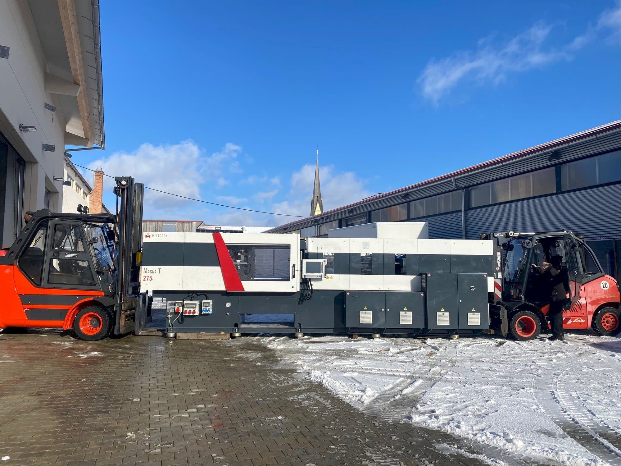 Frontansicht der Milacron Magna T (MTs) - 275  Maschine