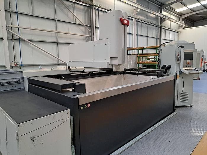 Frontansicht der ONA QX8 B1 L  Maschine