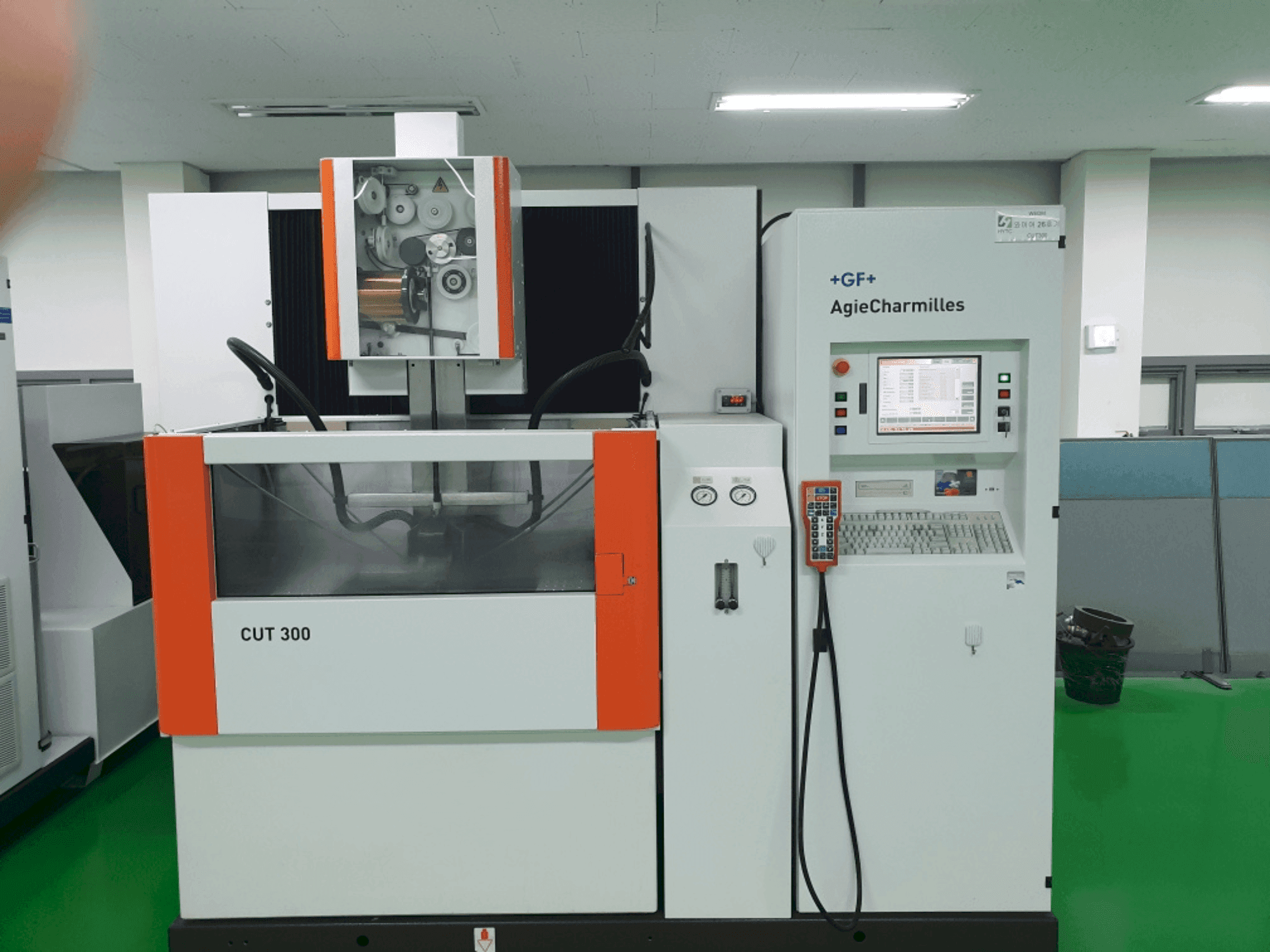 Frontansicht der AGIE CUT 300  Maschine