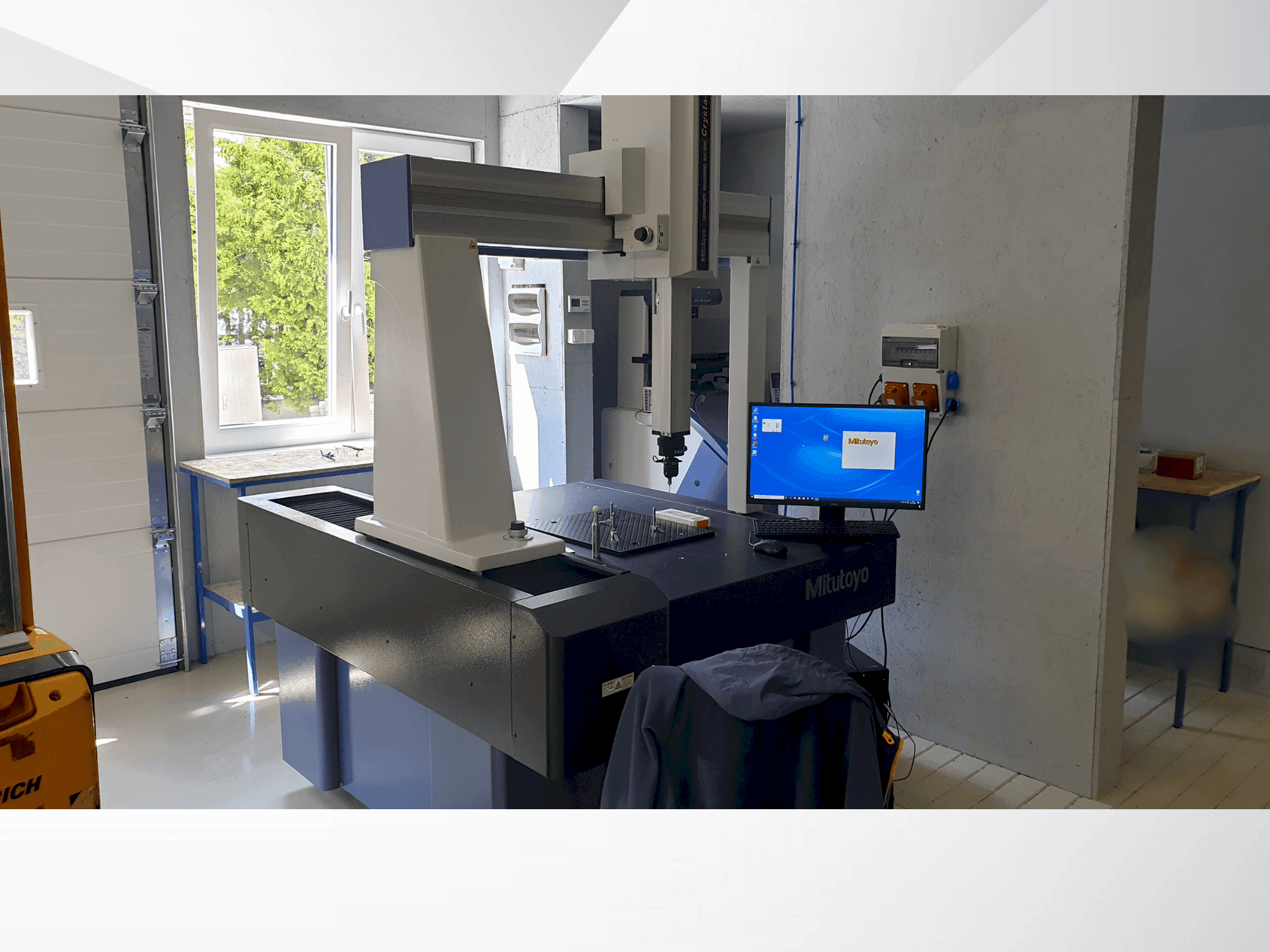 Frontansicht der Mitutoyo MITUTOYO Crysta Plus M 776  Maschine