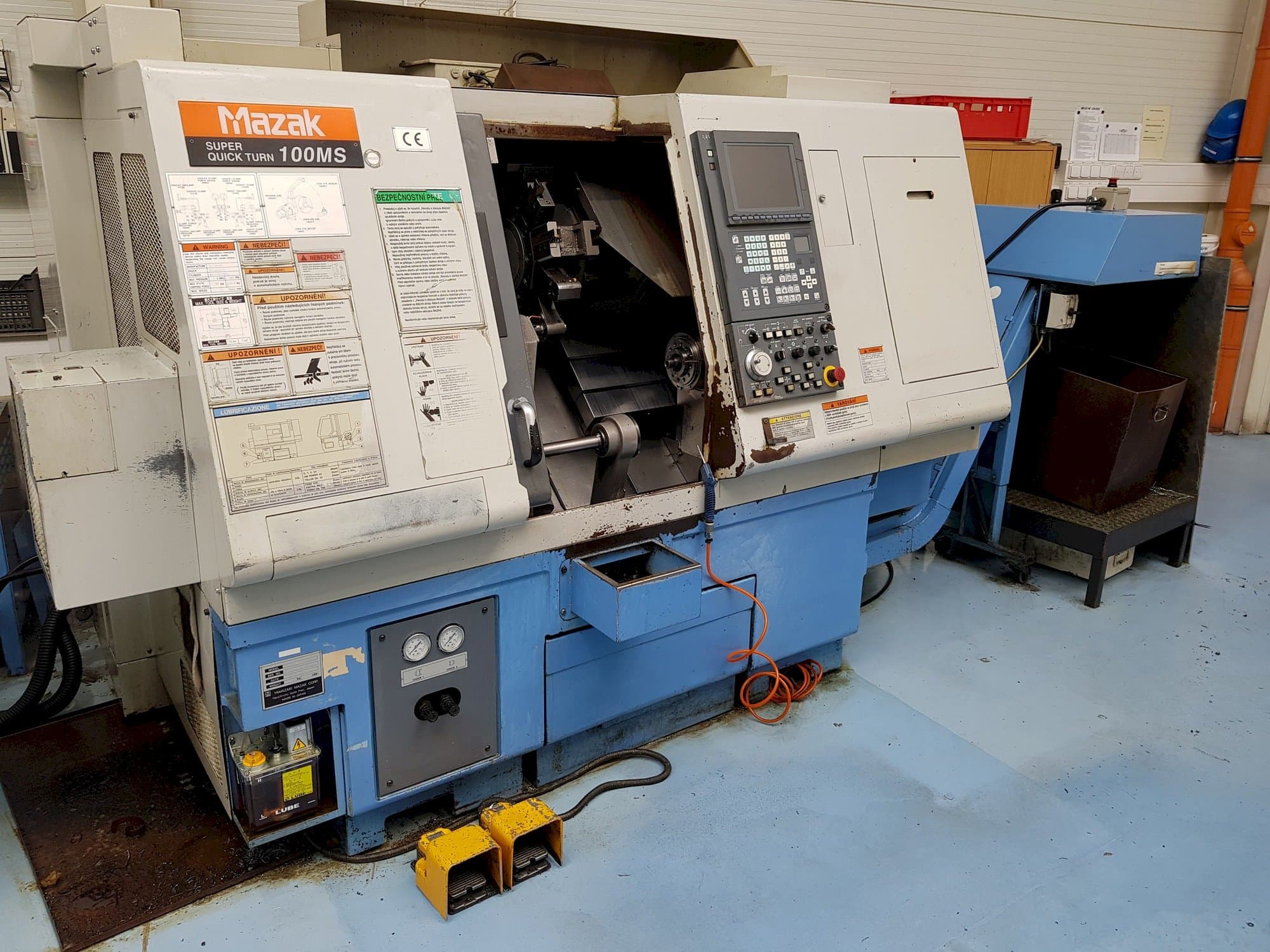Frontansicht der Mazak STN-100MS  Maschine