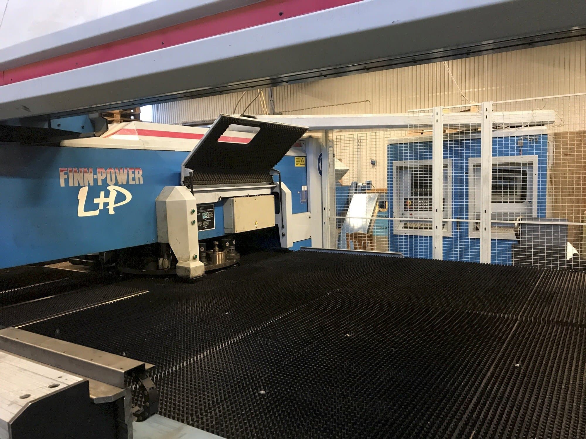 Frontansicht der Finn-Power LP6  Maschine