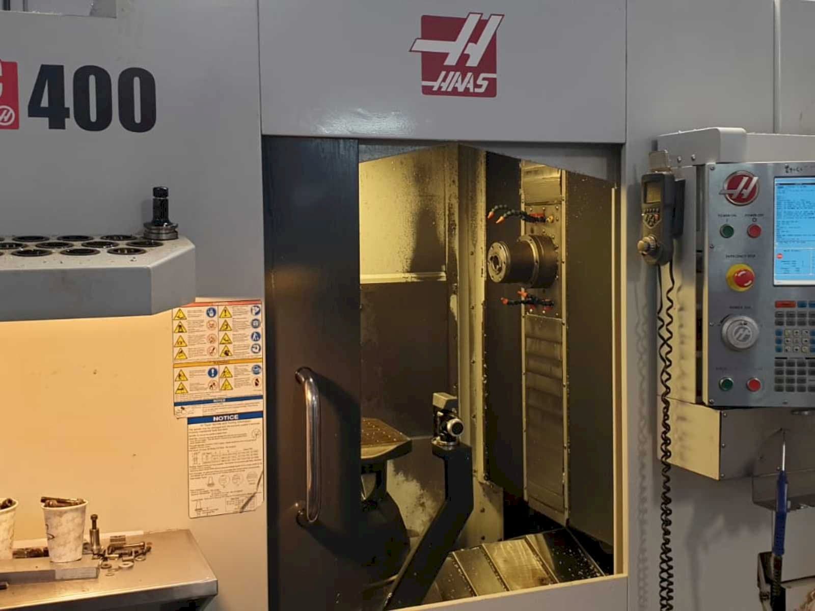 Frontansicht der HAAS EC400  Maschine