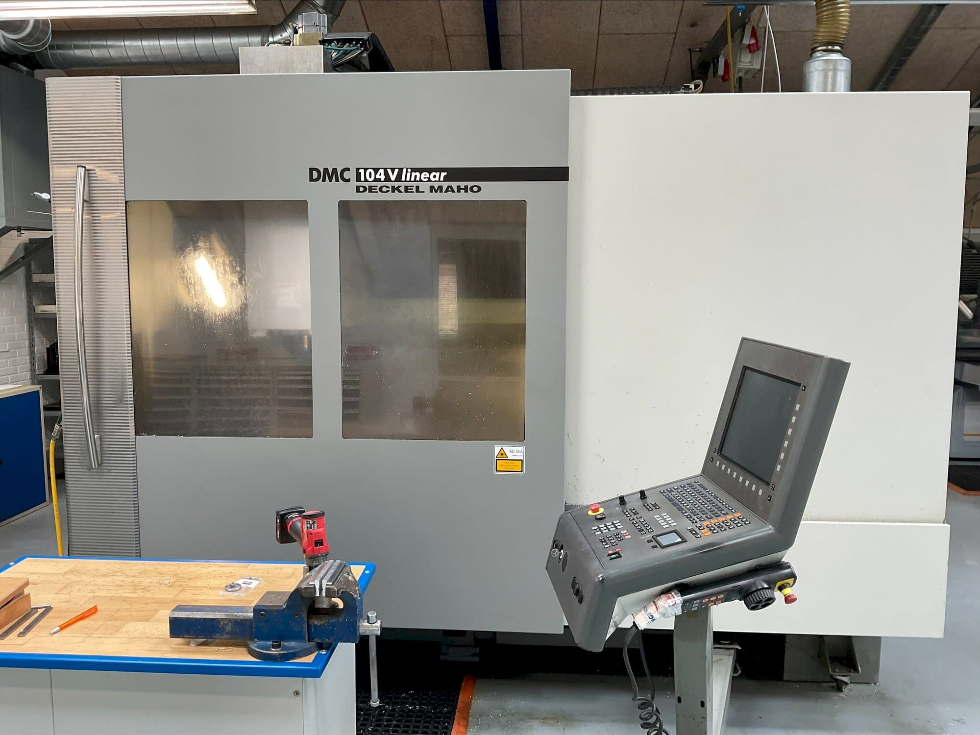 Frontansicht der DMG MORI DMC 104V linear  Maschine