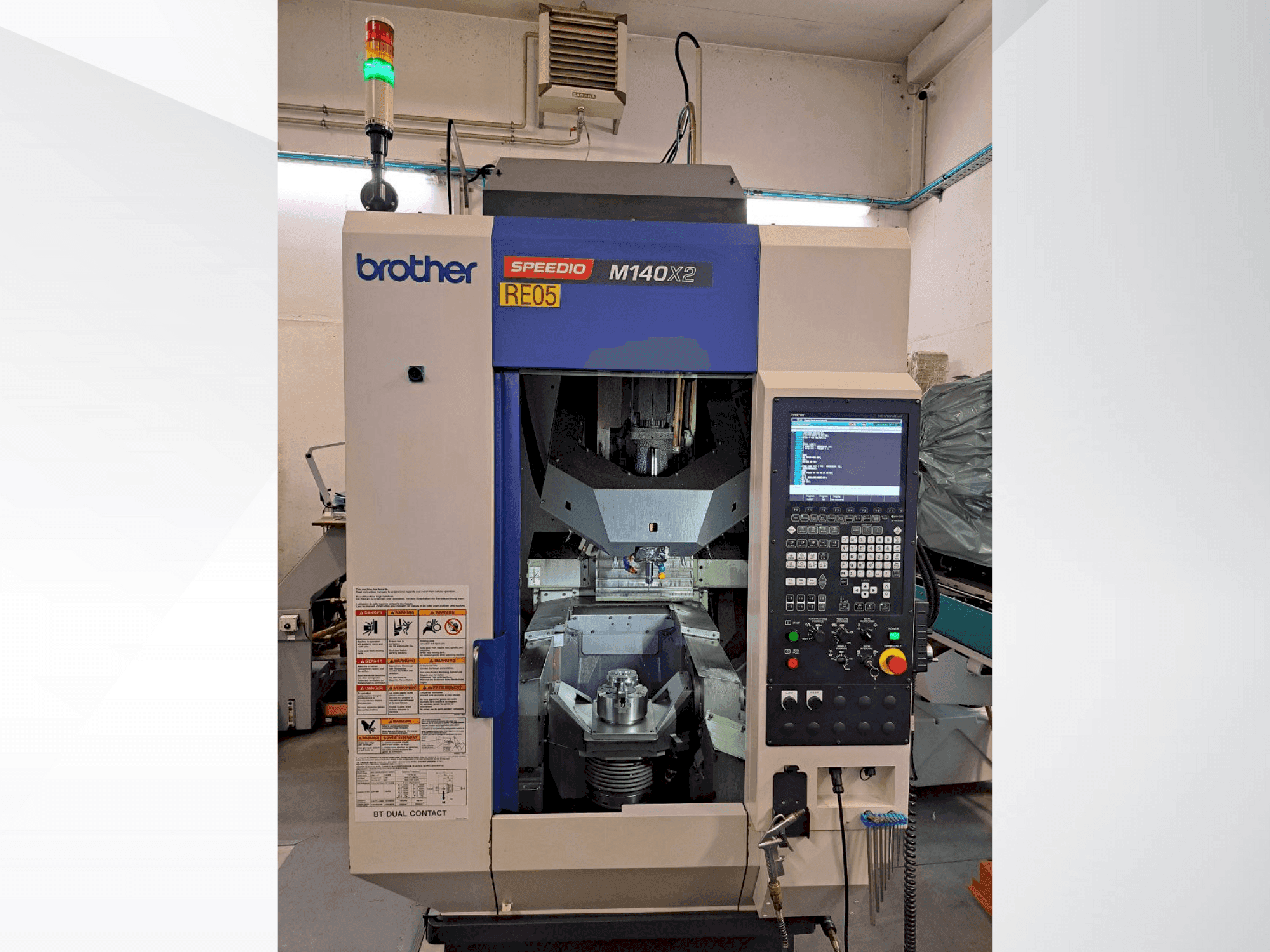 Frontansicht der Brother SPEEDIO M140X2  Maschine