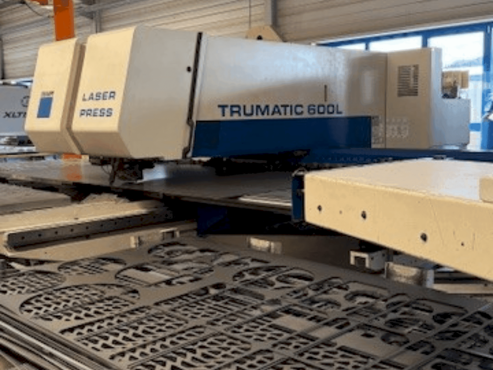 Frontansicht der TRUMPF Trumatic 600L  Maschine