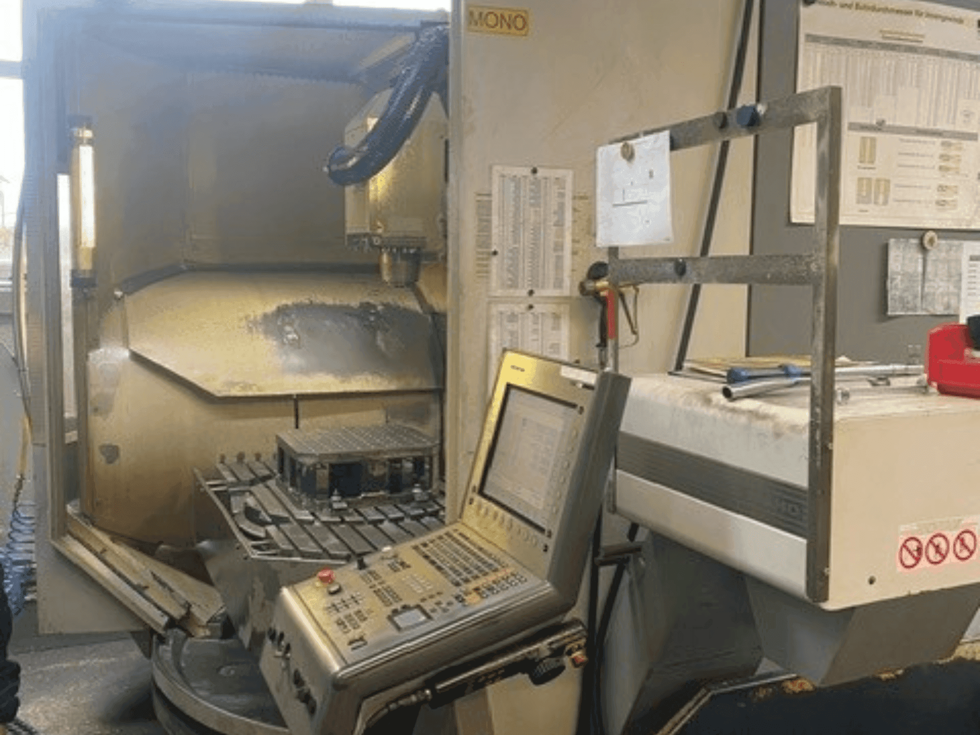 Frontansicht der DECKEL MAHO DMU 80 monoBLOCK simultan  Maschine