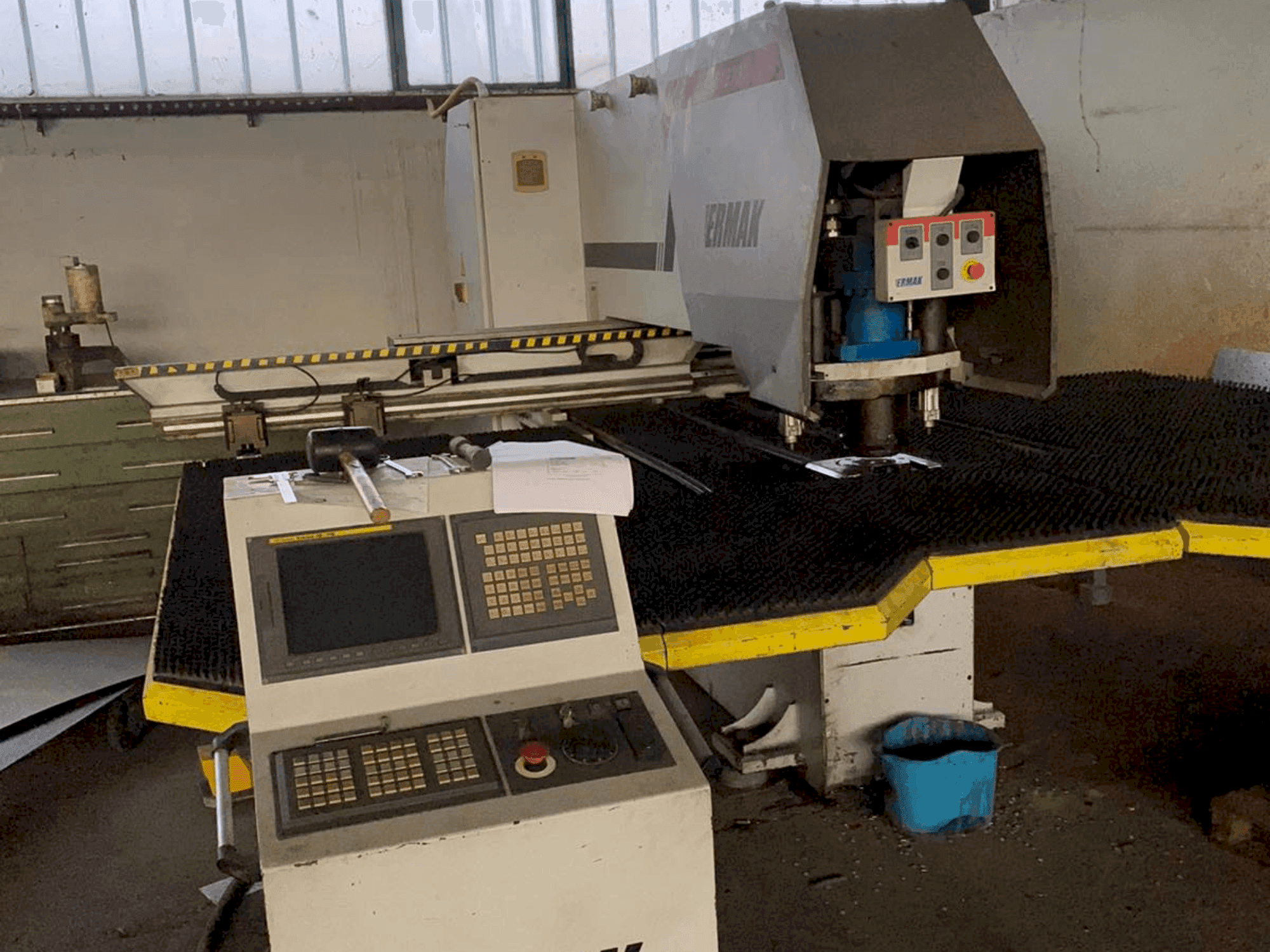 Frontansicht der ERMAK EPP 1270 x 30  Maschine