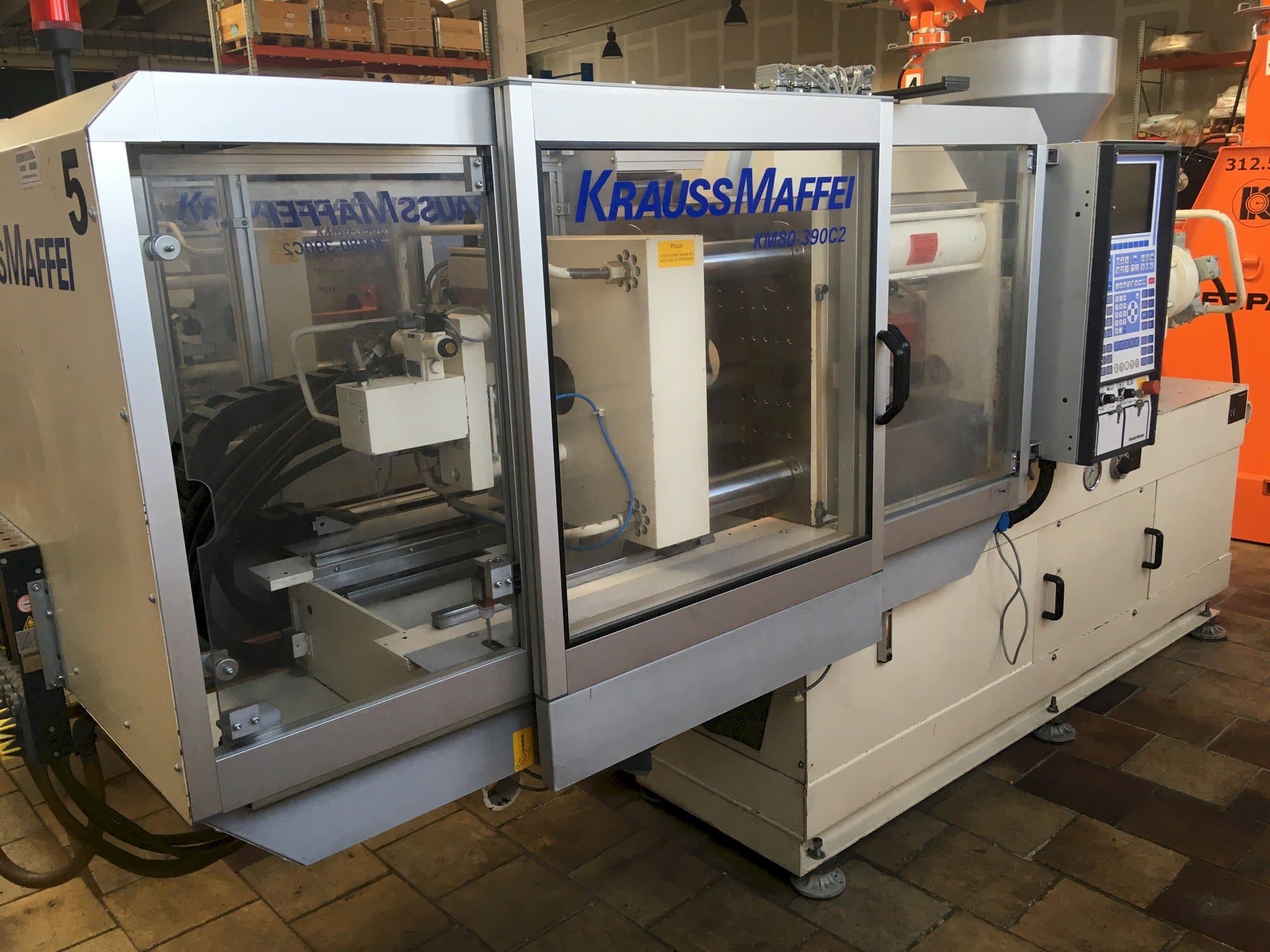 Frontansicht der Krauss Maffei 80/390 C2  Maschine