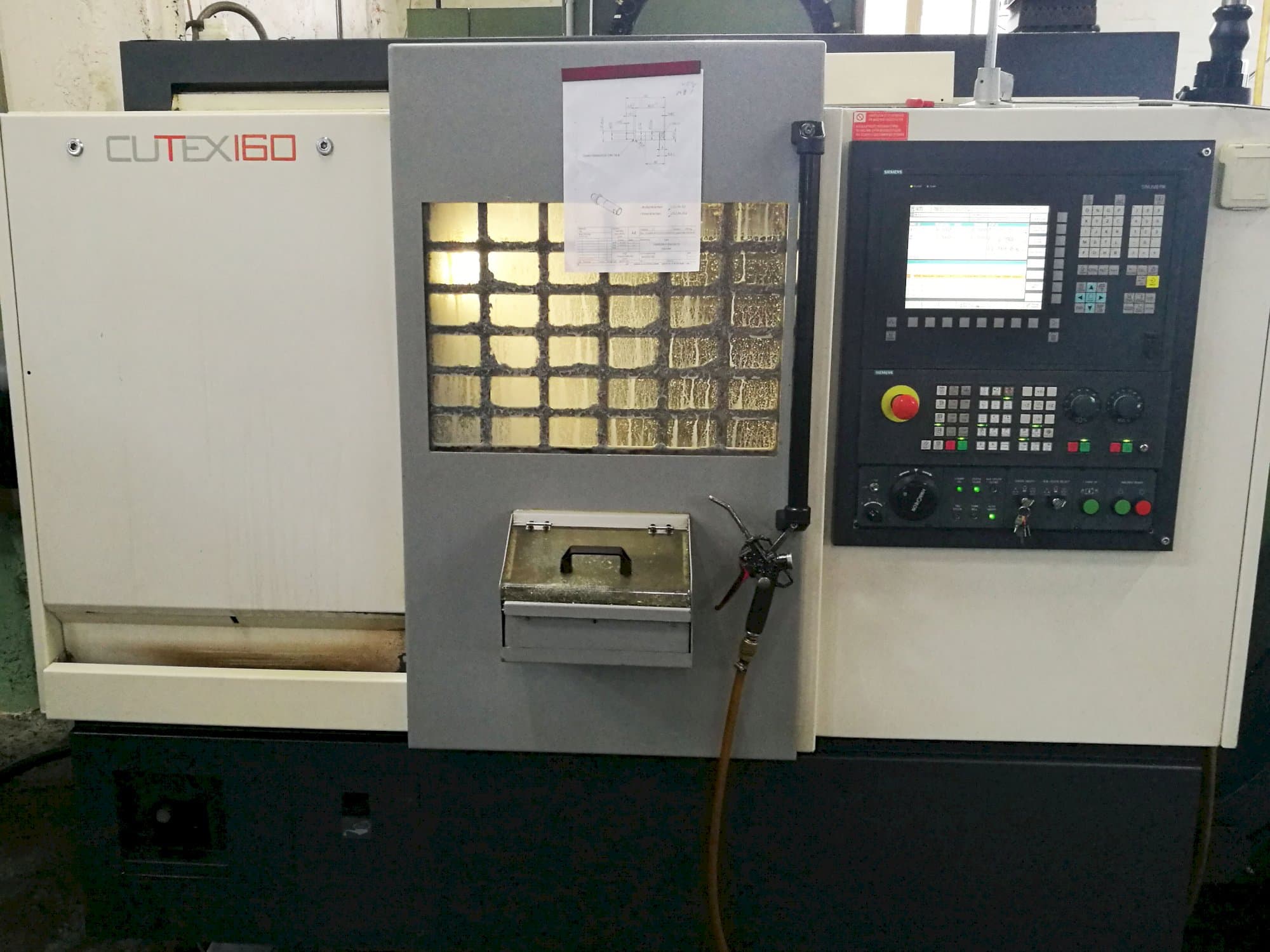 Frontansicht der HWACHEON CUTEX-160 Maschine