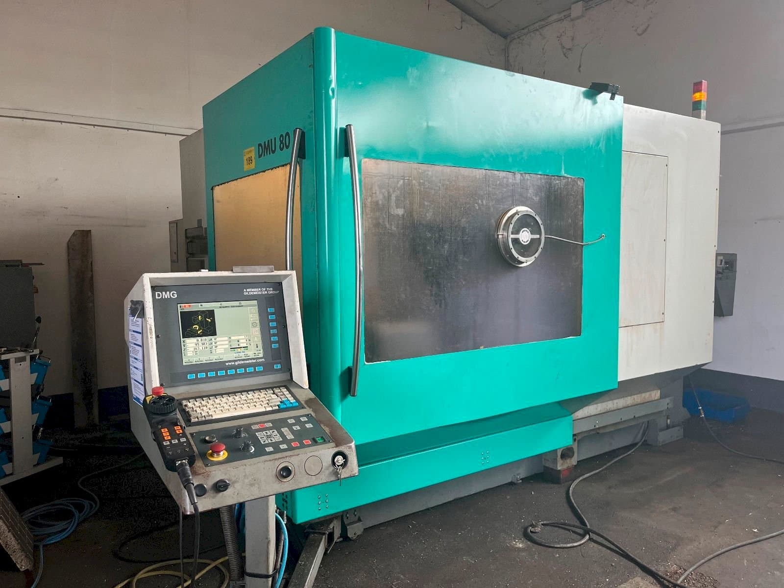 Frontansicht der DMG Deckel Maho DMU 80 P  Maschine