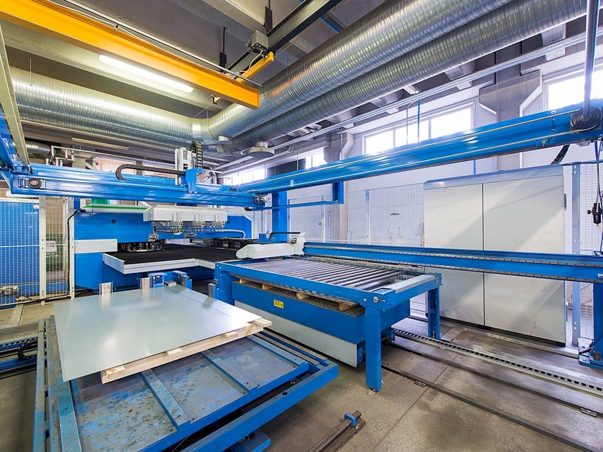 Linke Seitenansicht der Finn-Power E 5 Lui  Maschine