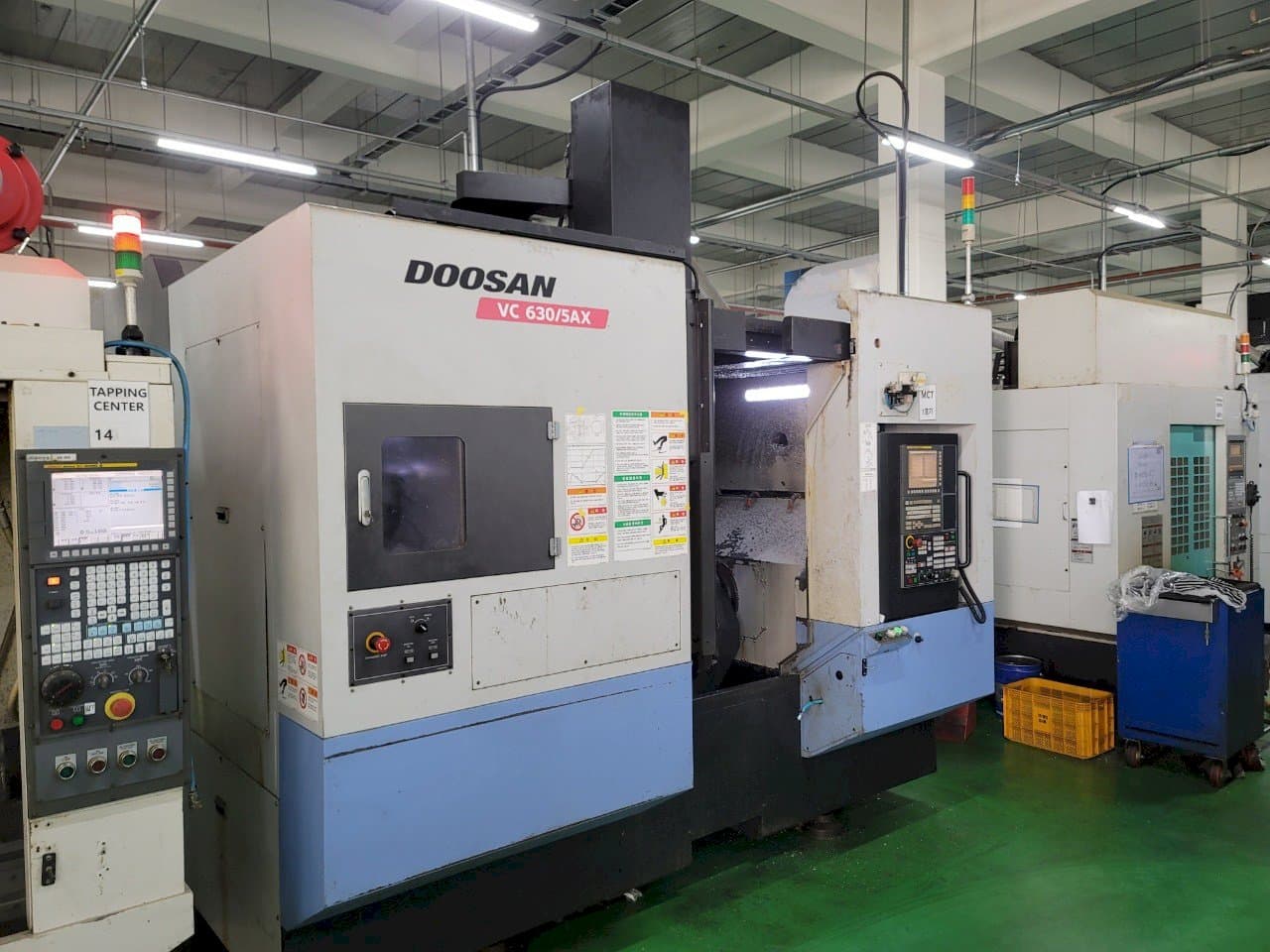 Frontansicht der Doosan VC 630/5AX  Maschine