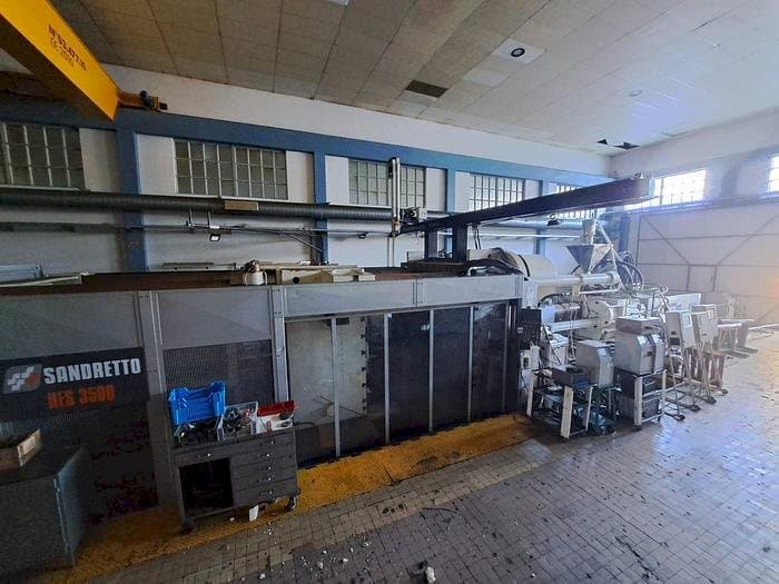 Frontansicht der SANDRETTO HES 3500  Maschine