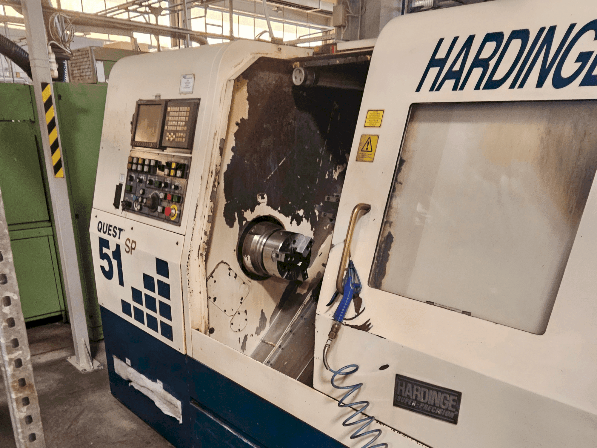 Frontansicht der HARDINGE Quest 51 SP  Maschine