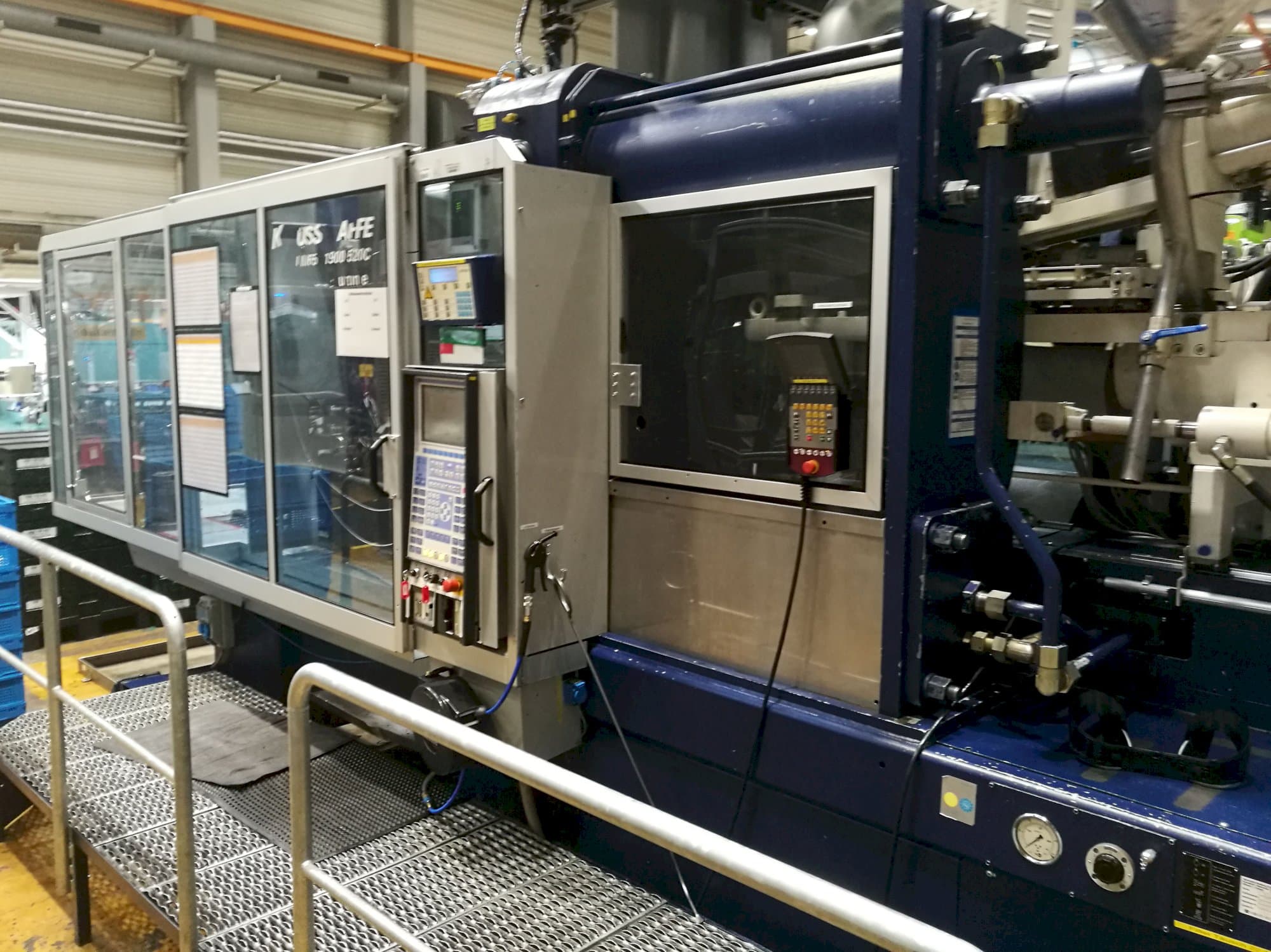 Rechte Ansicht der Krauss Maffei 650-1900-520 CZ Maschine