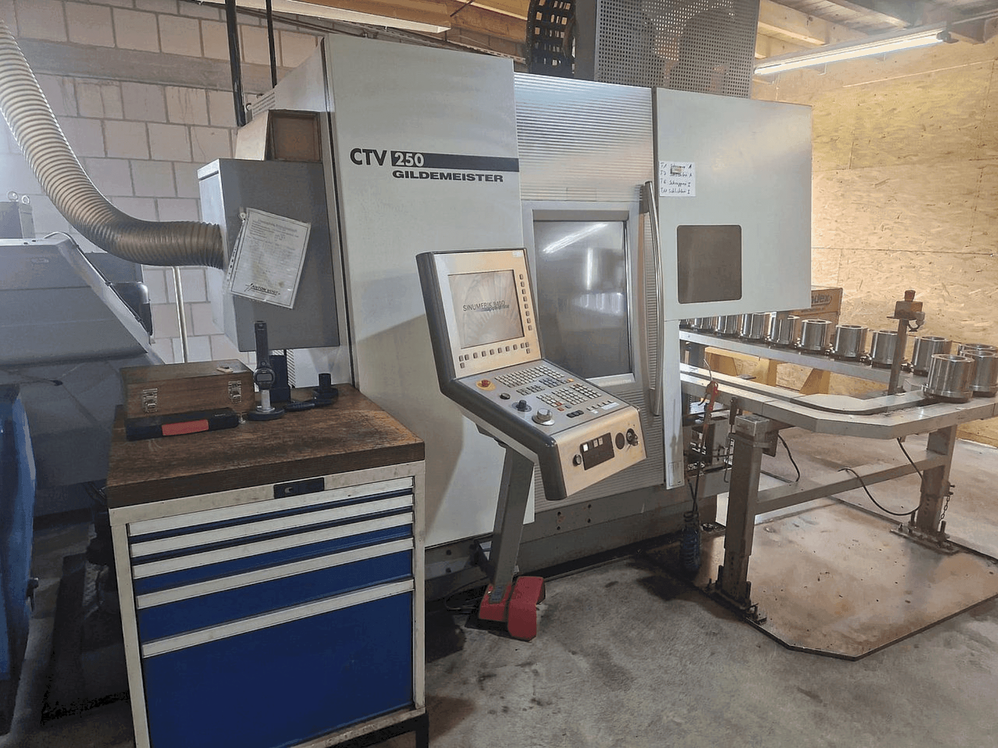 Frontansicht der DMG GILDEMEISTER CTV 250  Maschine