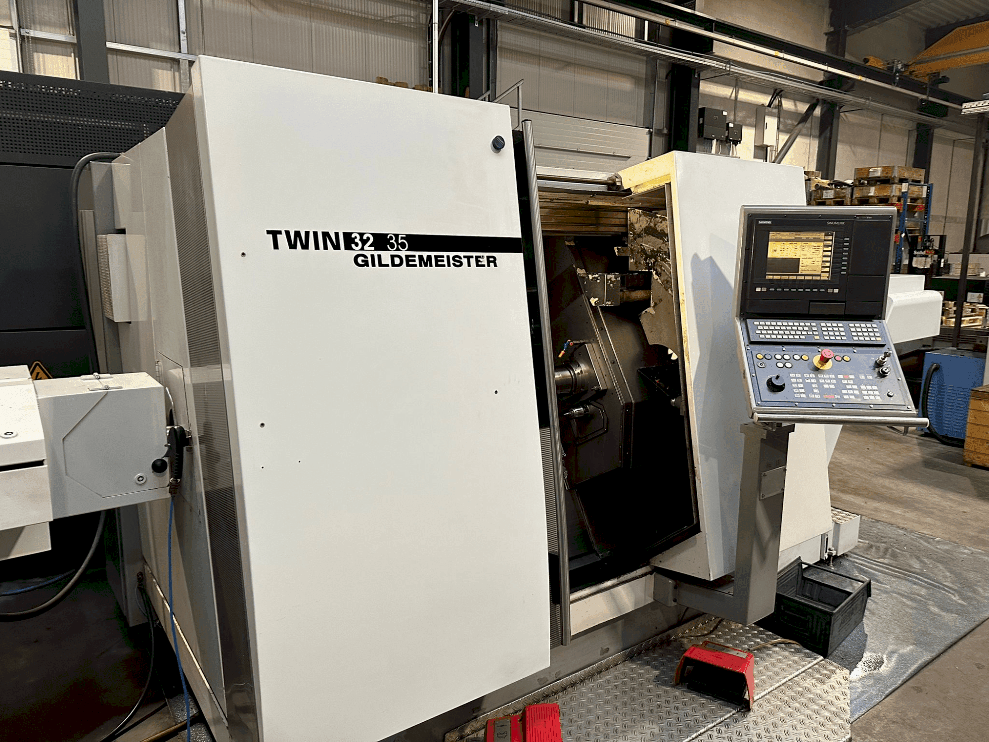Frontansicht der Gildemeister TWIN 32  Maschine