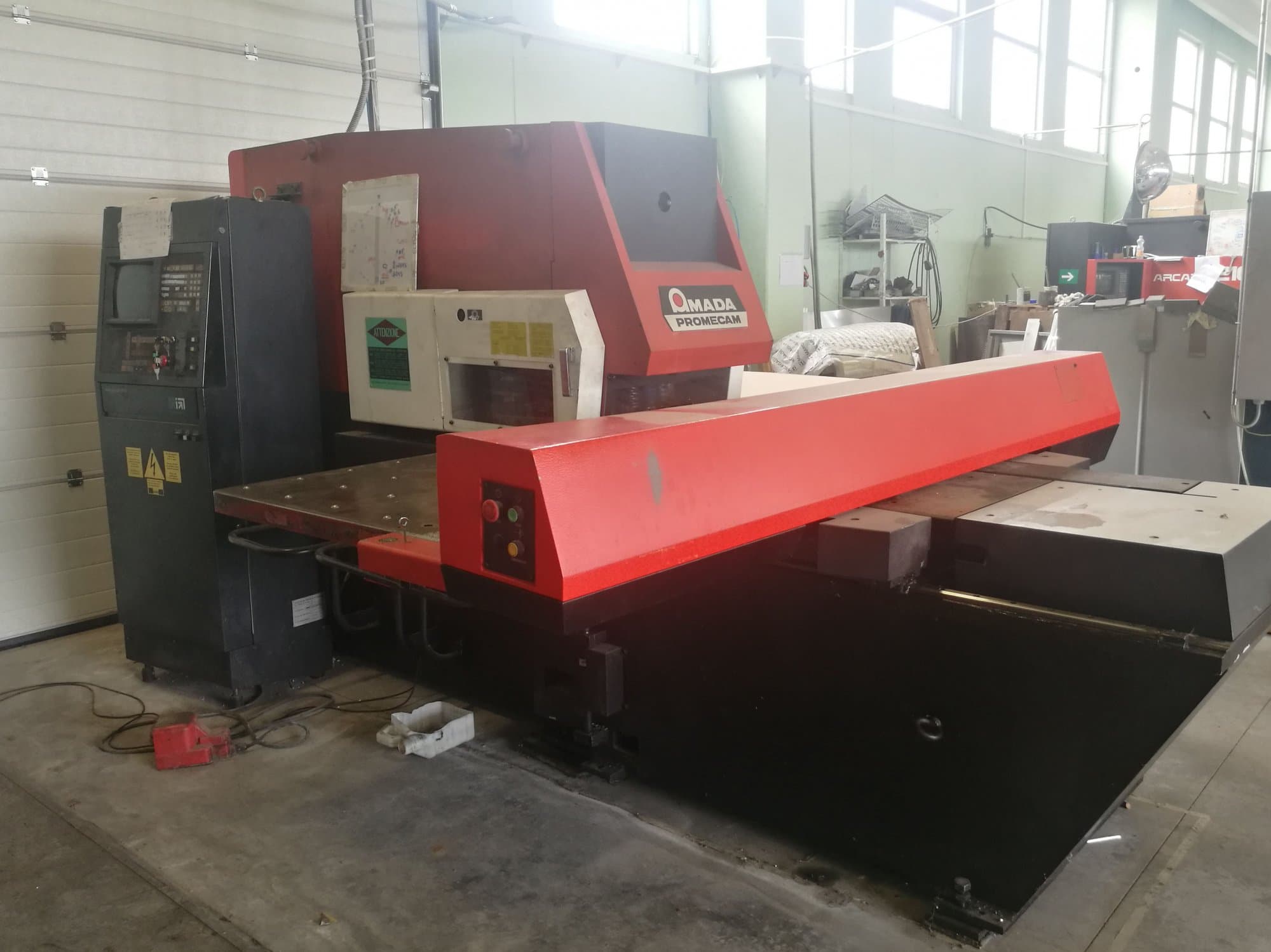 Linke Ansicht der AMADA ARIES 245 Maschine