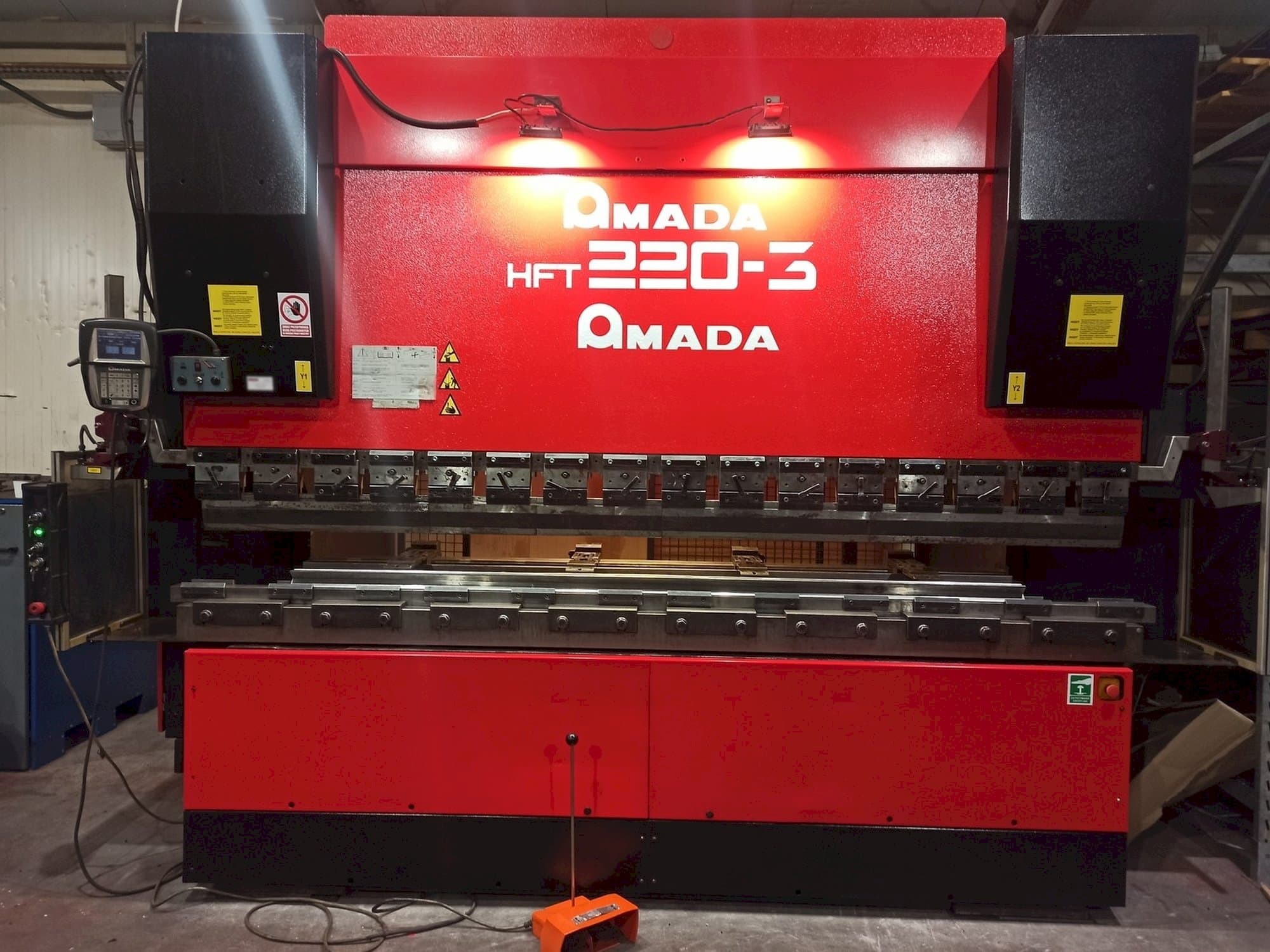 Frontansicht der AMADA HFT 220-3  Maschine