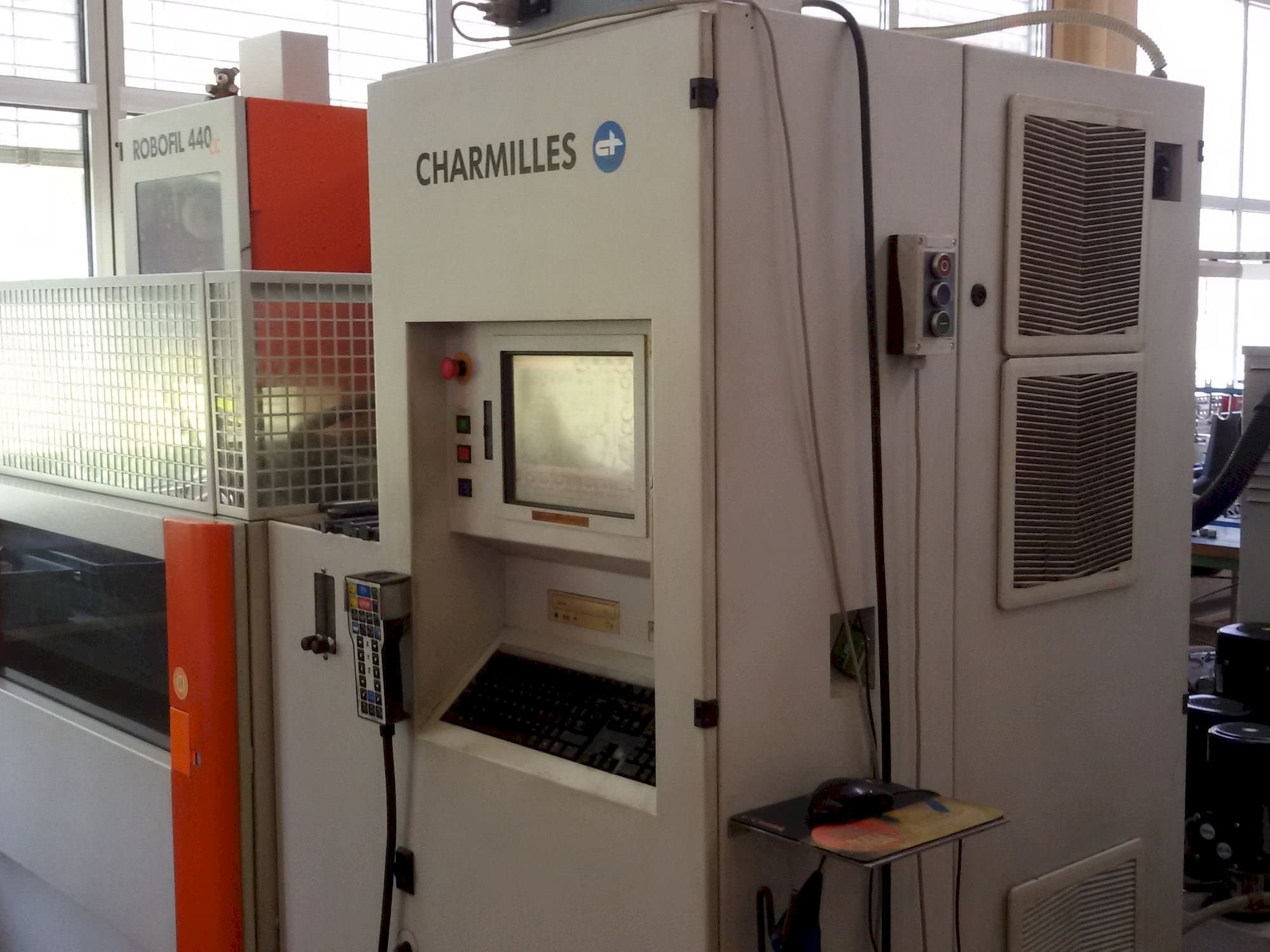 Frontansicht der CHARMILLES Robofil 440CC  Maschine