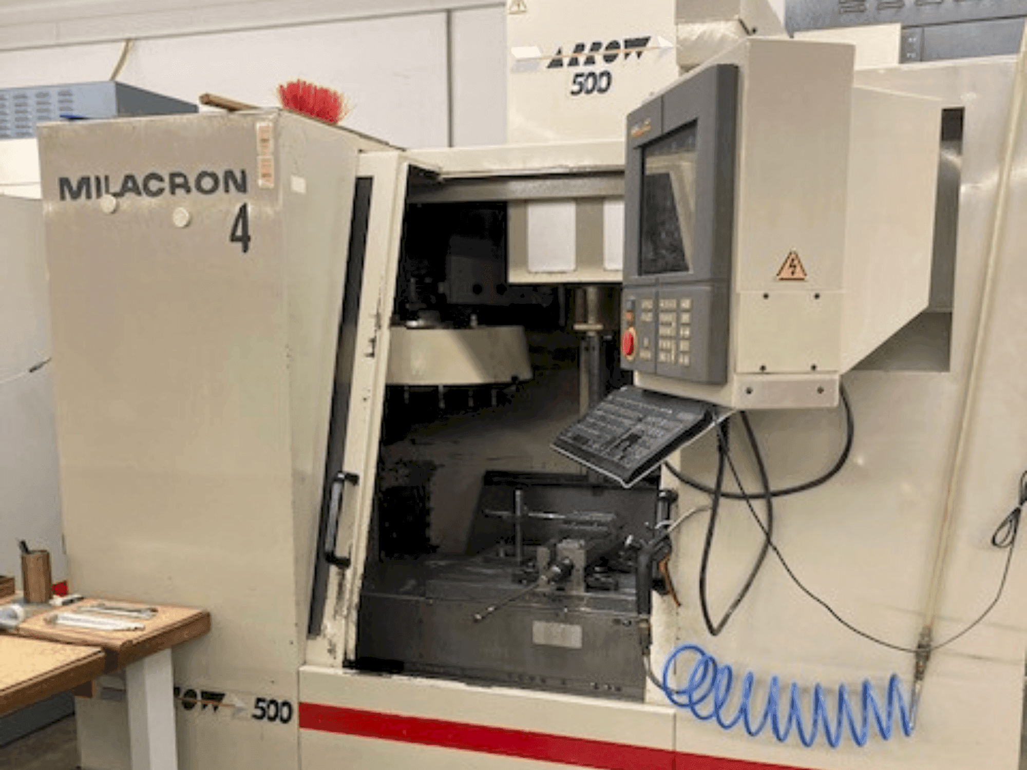 Frontansicht der Cincinnati Milacron Arrow 500  Maschine