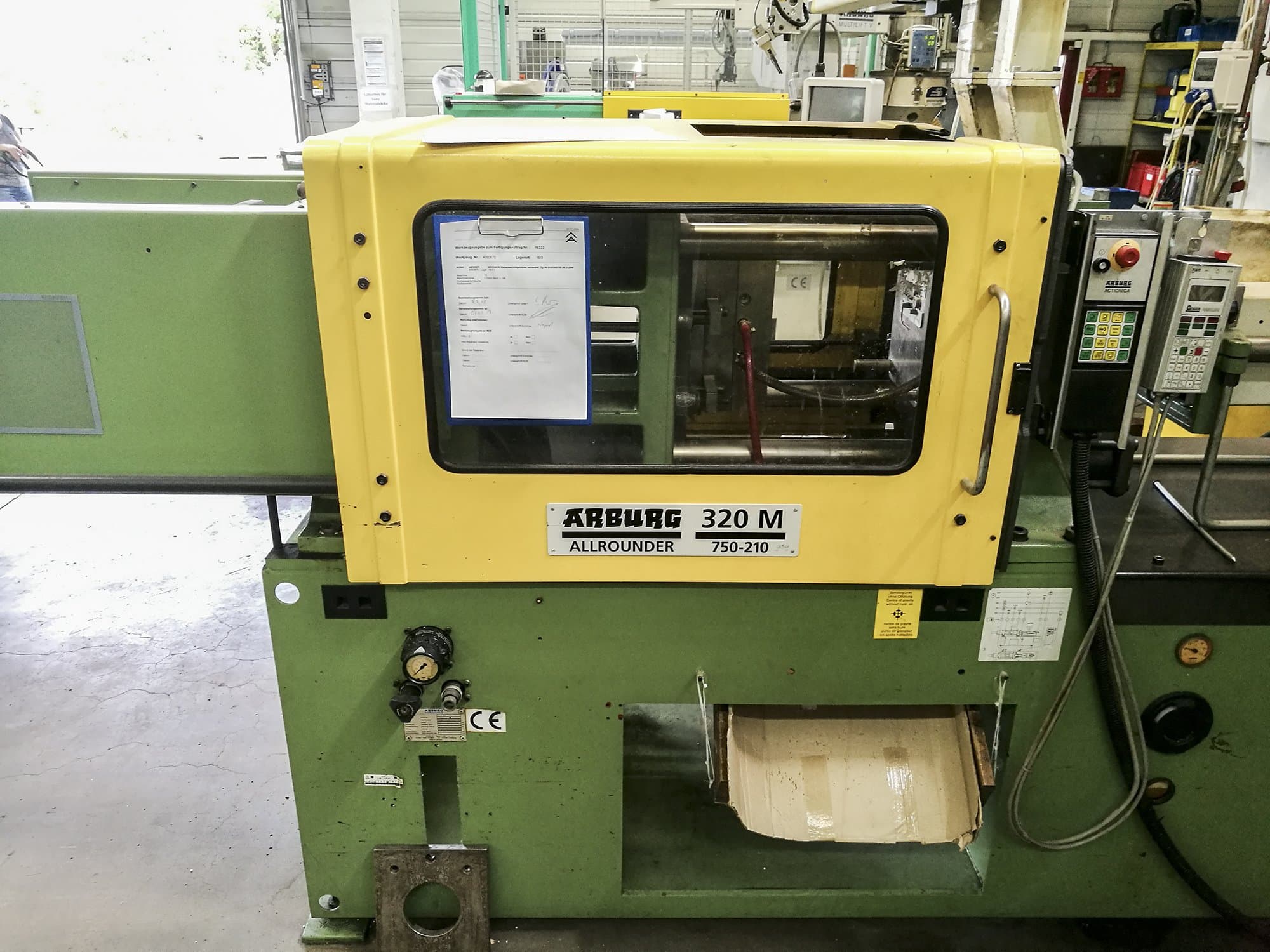 Frontansicht der Arburg 320M 750-210 Maschine