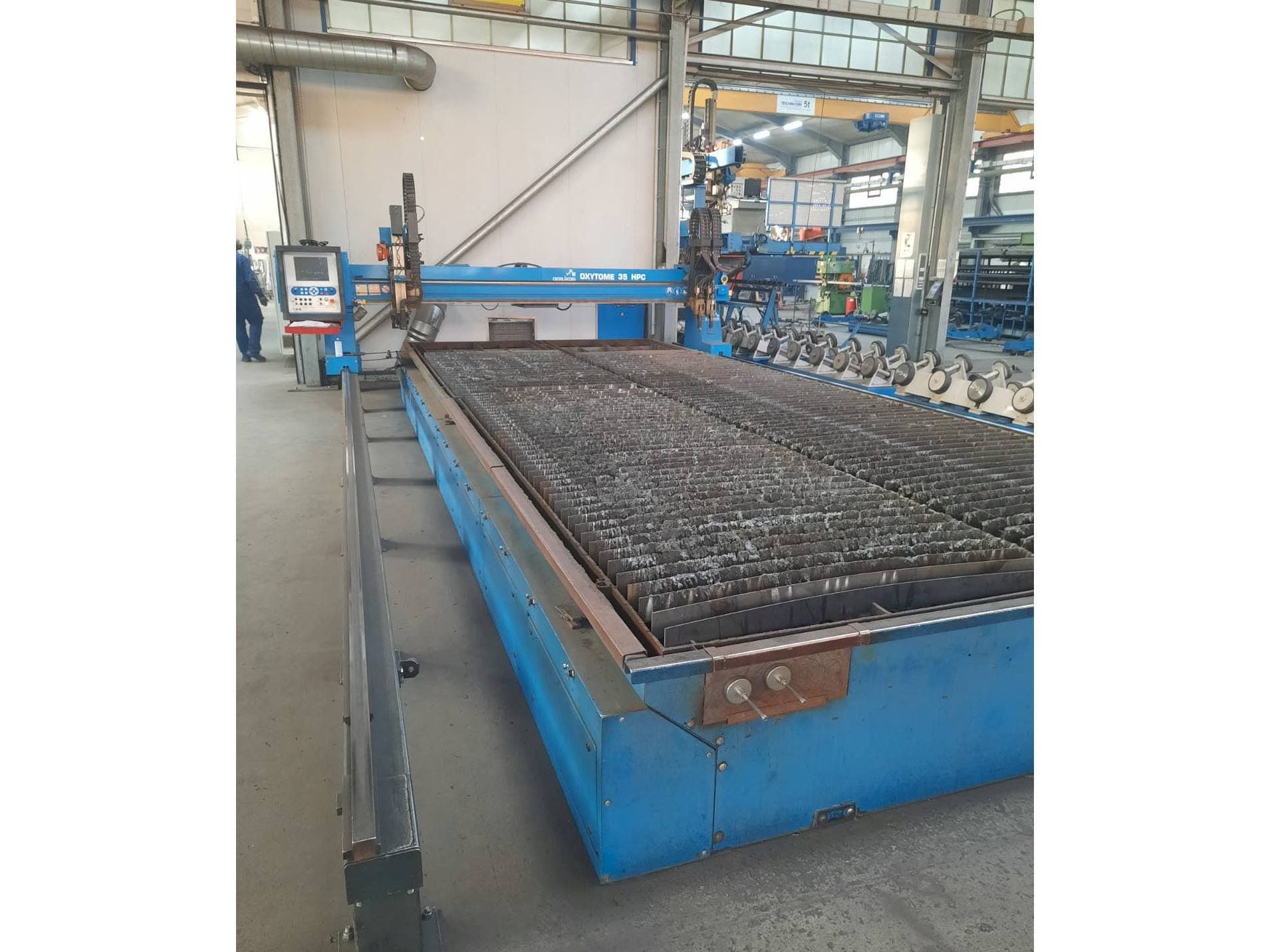 Frontansicht der Oerlikon Oxytome 35 HPC  Maschine