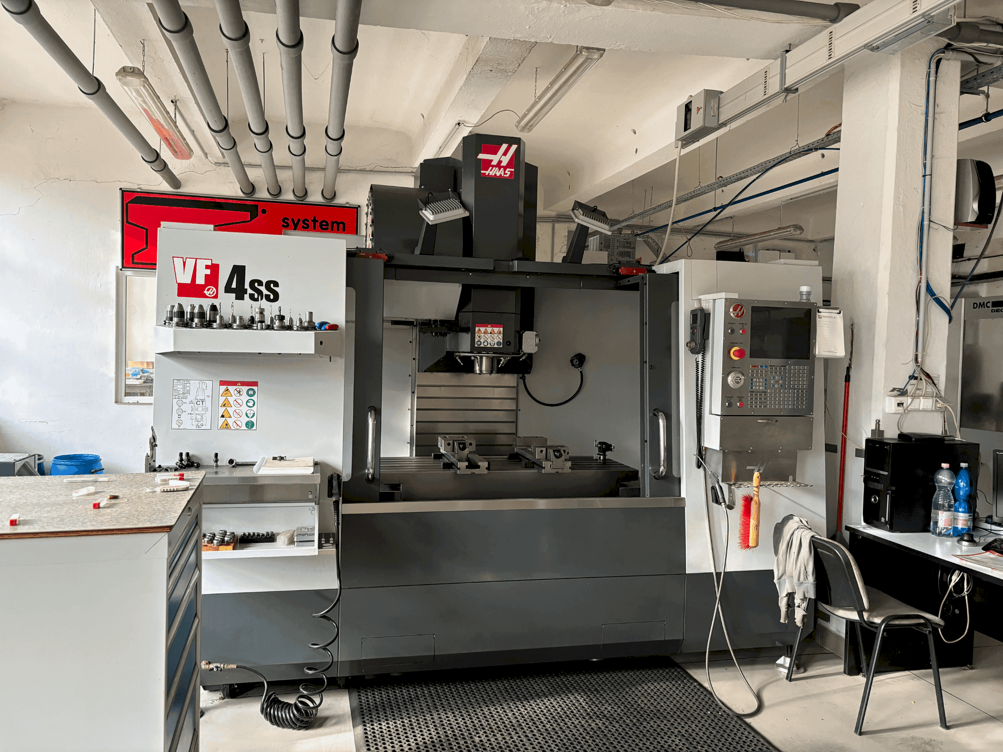 Frontansicht der HAAS HASS VS4SS  Maschine