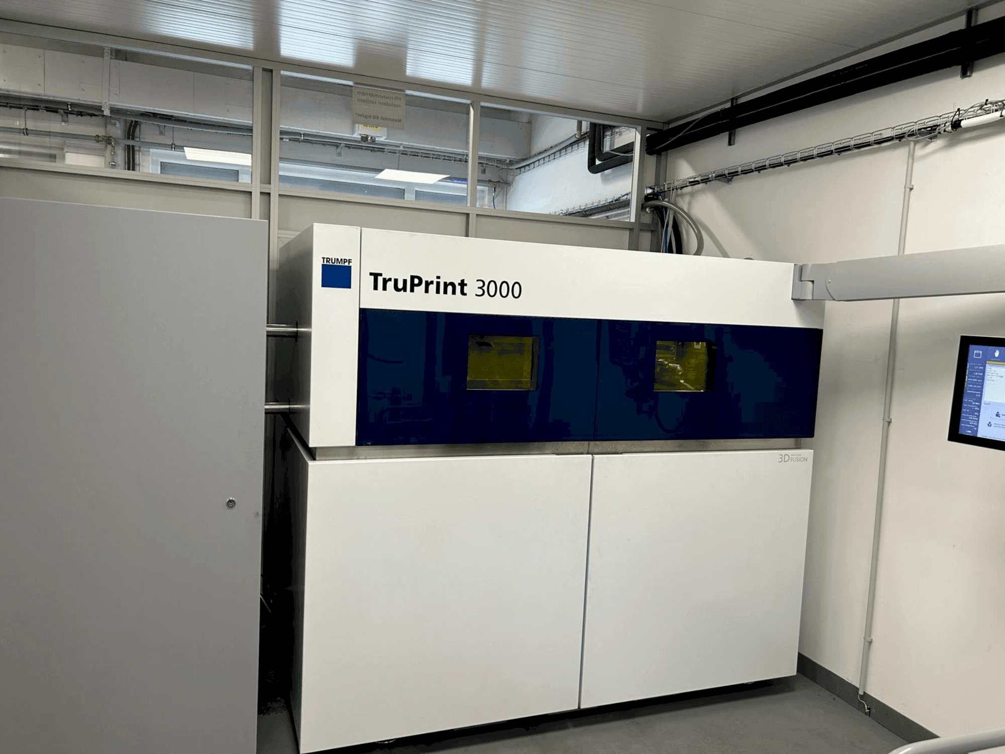 Frontansicht der TRUMPF TruPrint 3000  Maschine