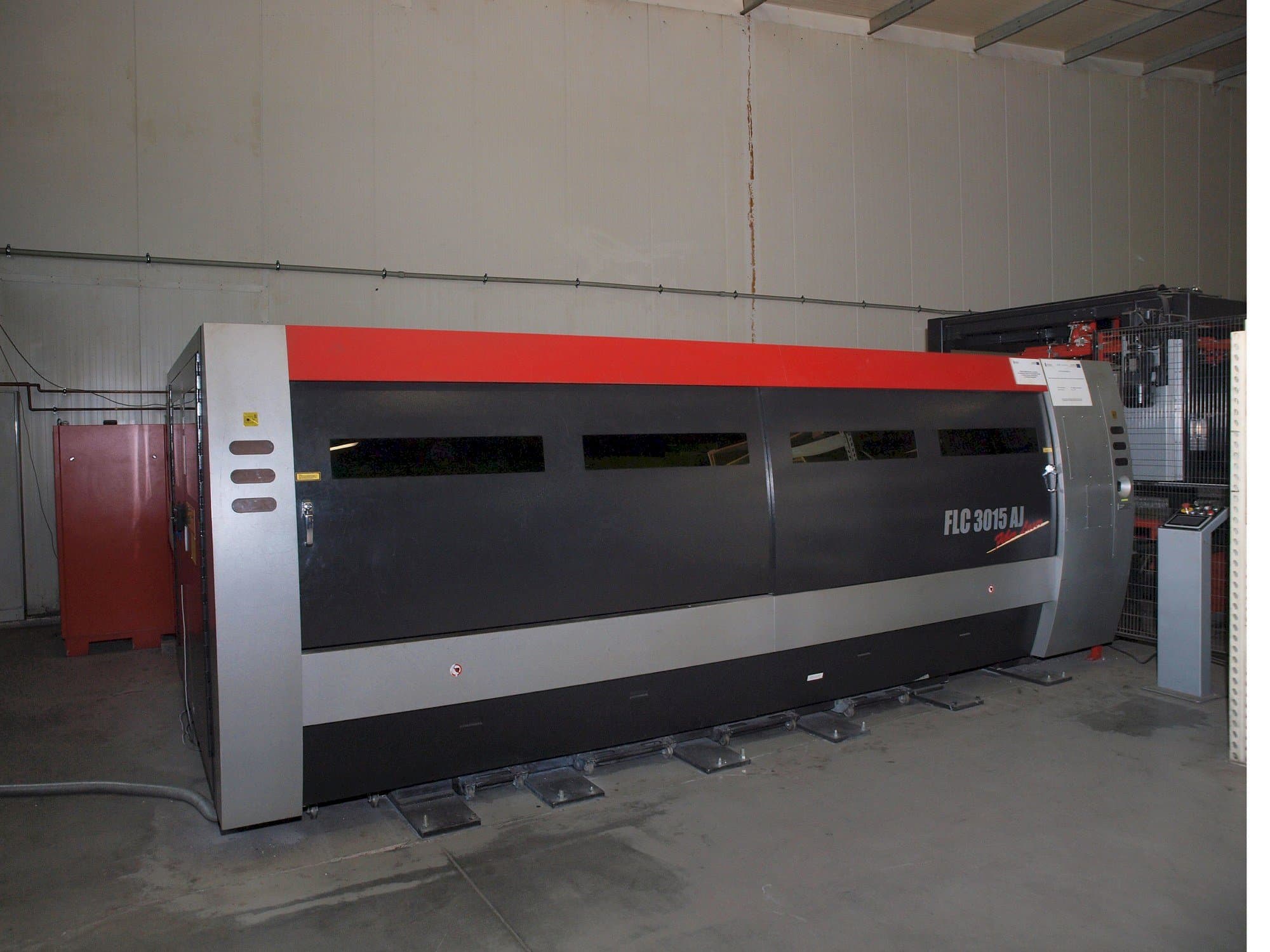 Frontansicht der AMADA LC-3015 AJ 2kW Fiber laser  Maschine