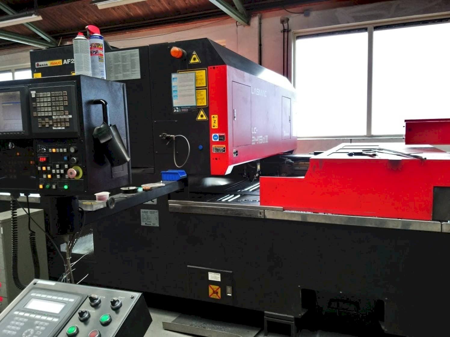 Frontansicht der AMADA LC2415 ALPHA III  Maschine