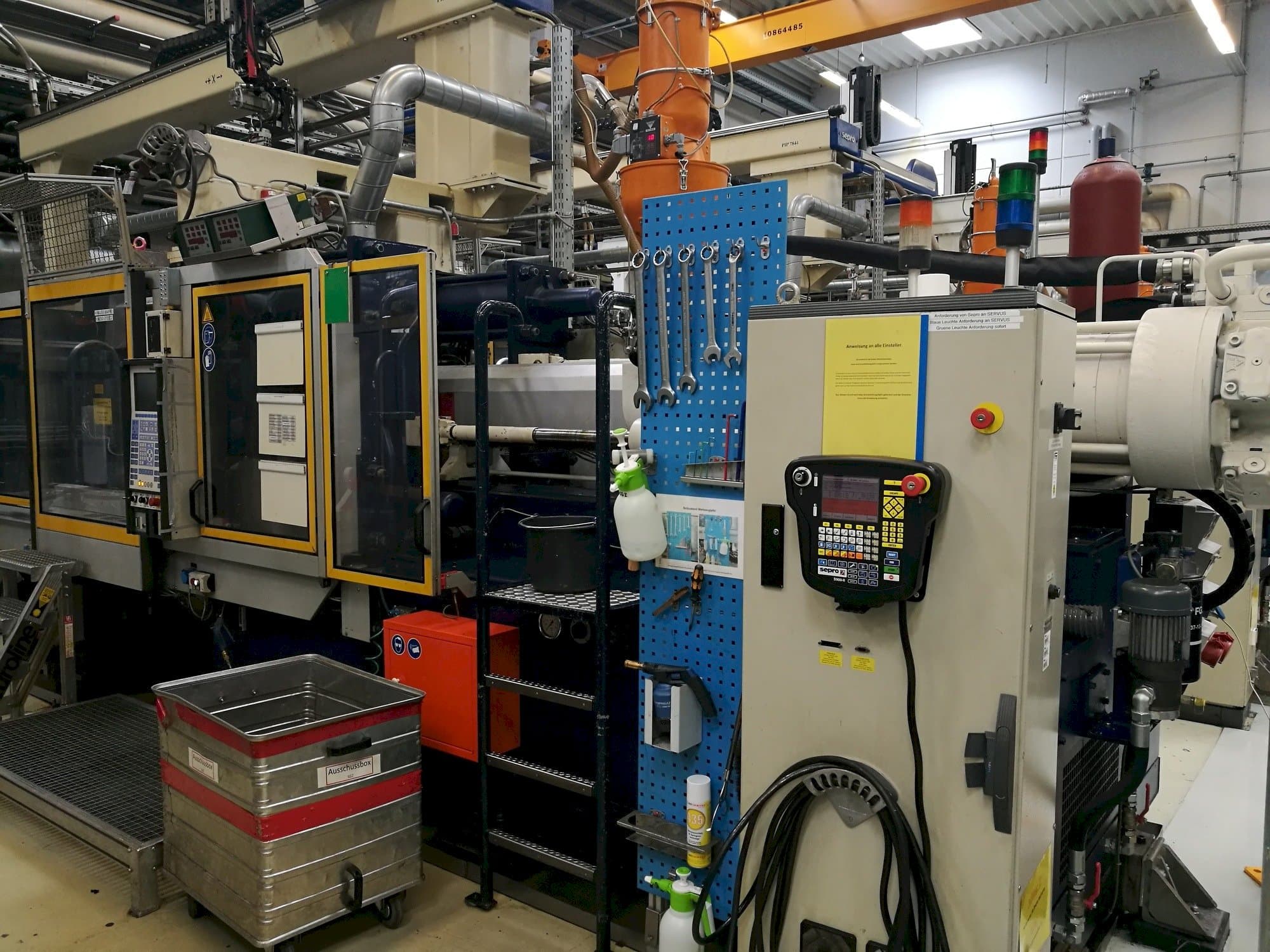 Frontansicht der Krauss Maffei 350-2700 C2  Maschine