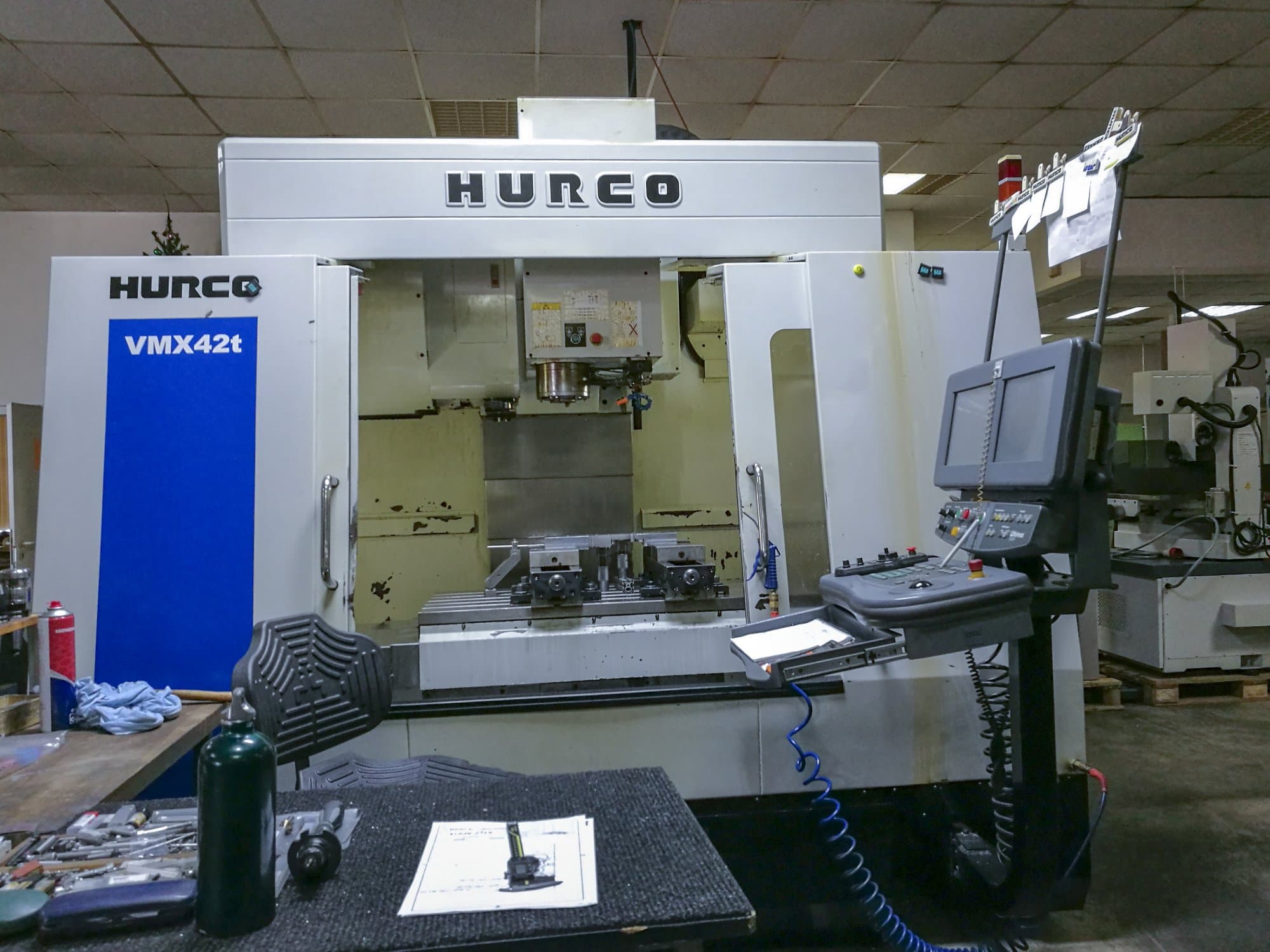 Frontansicht der Hurco VMX42T Maschine