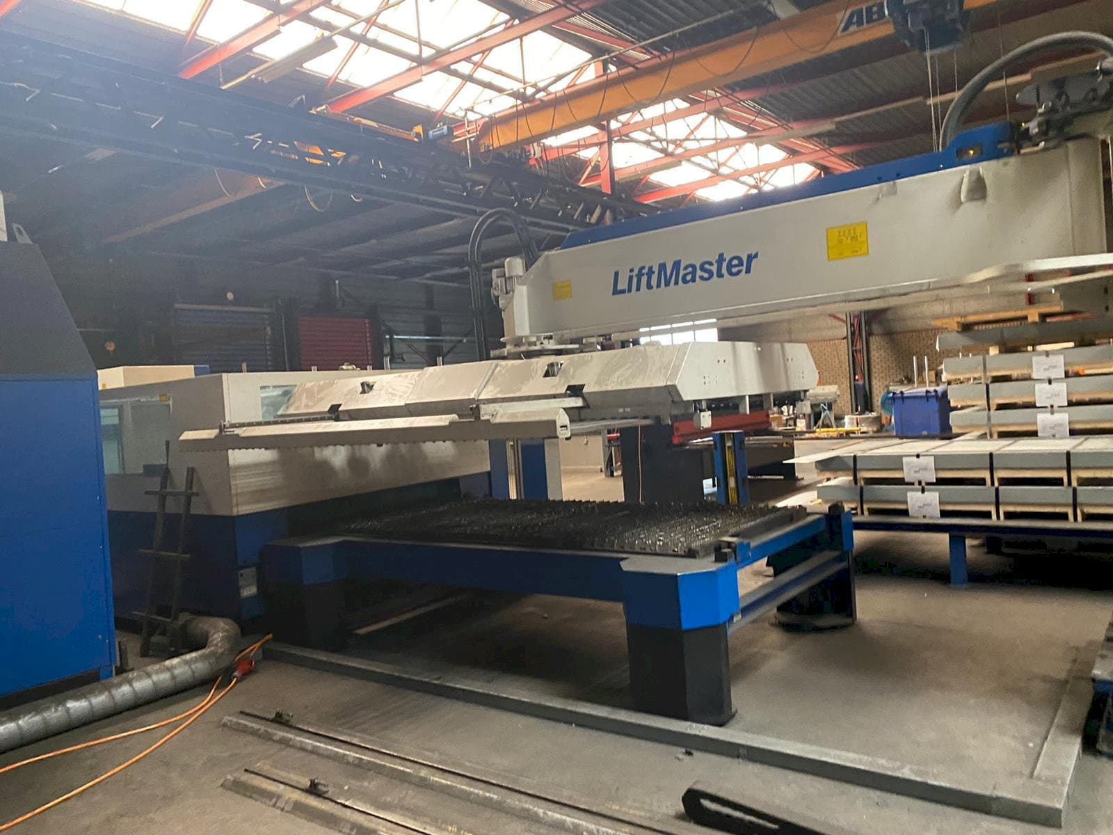 Frontansicht der Trumpf Trumatic L3050  Maschine