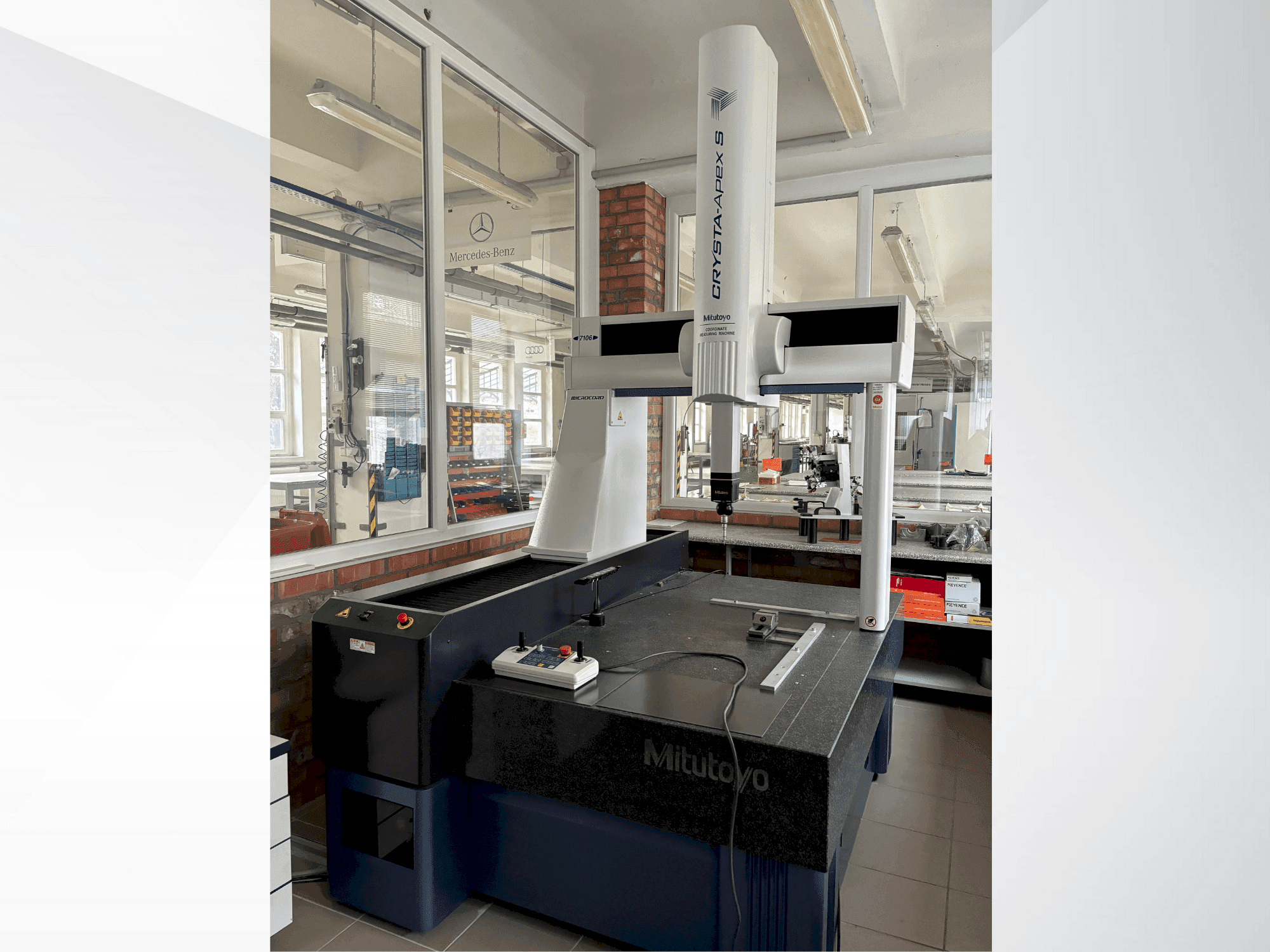 Frontansicht der Mitutoyo CRYSTA-Apex S7106  Maschine