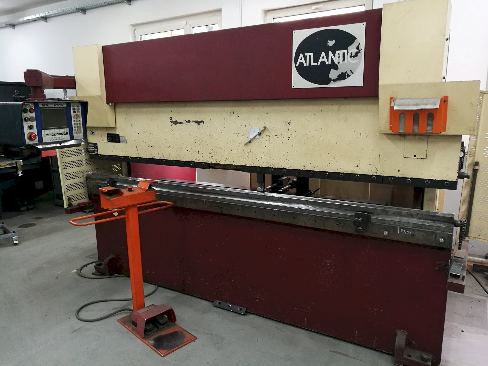 Frontansicht der HACO ATLANTIC HPE 30100  Maschine