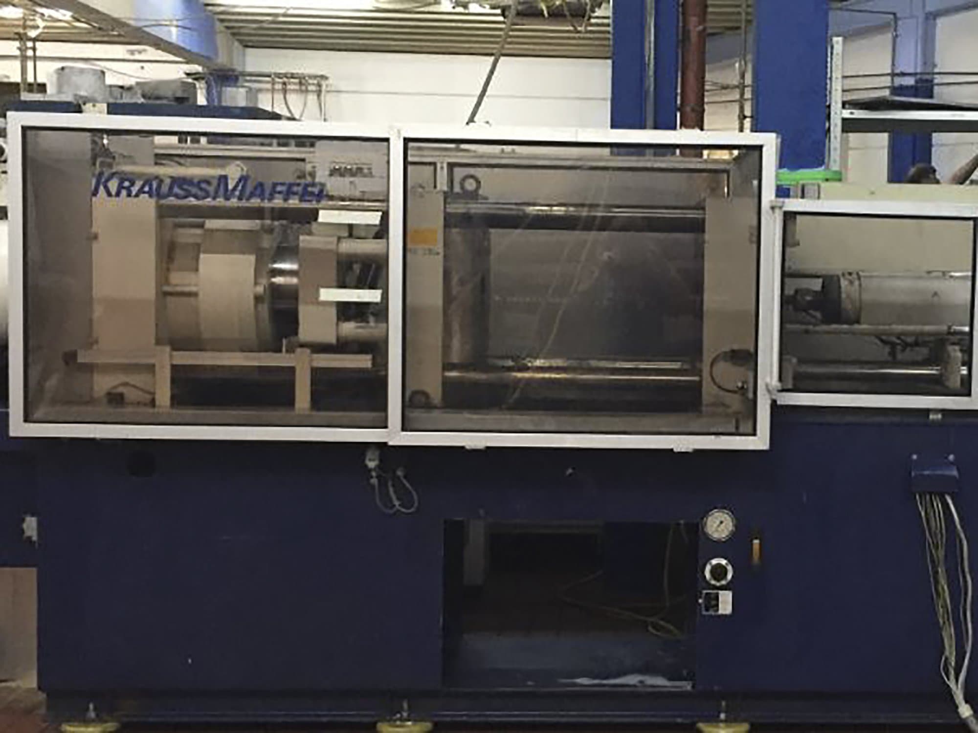 Frontansicht der Krauss Maffei 150-620 B1 Maschine