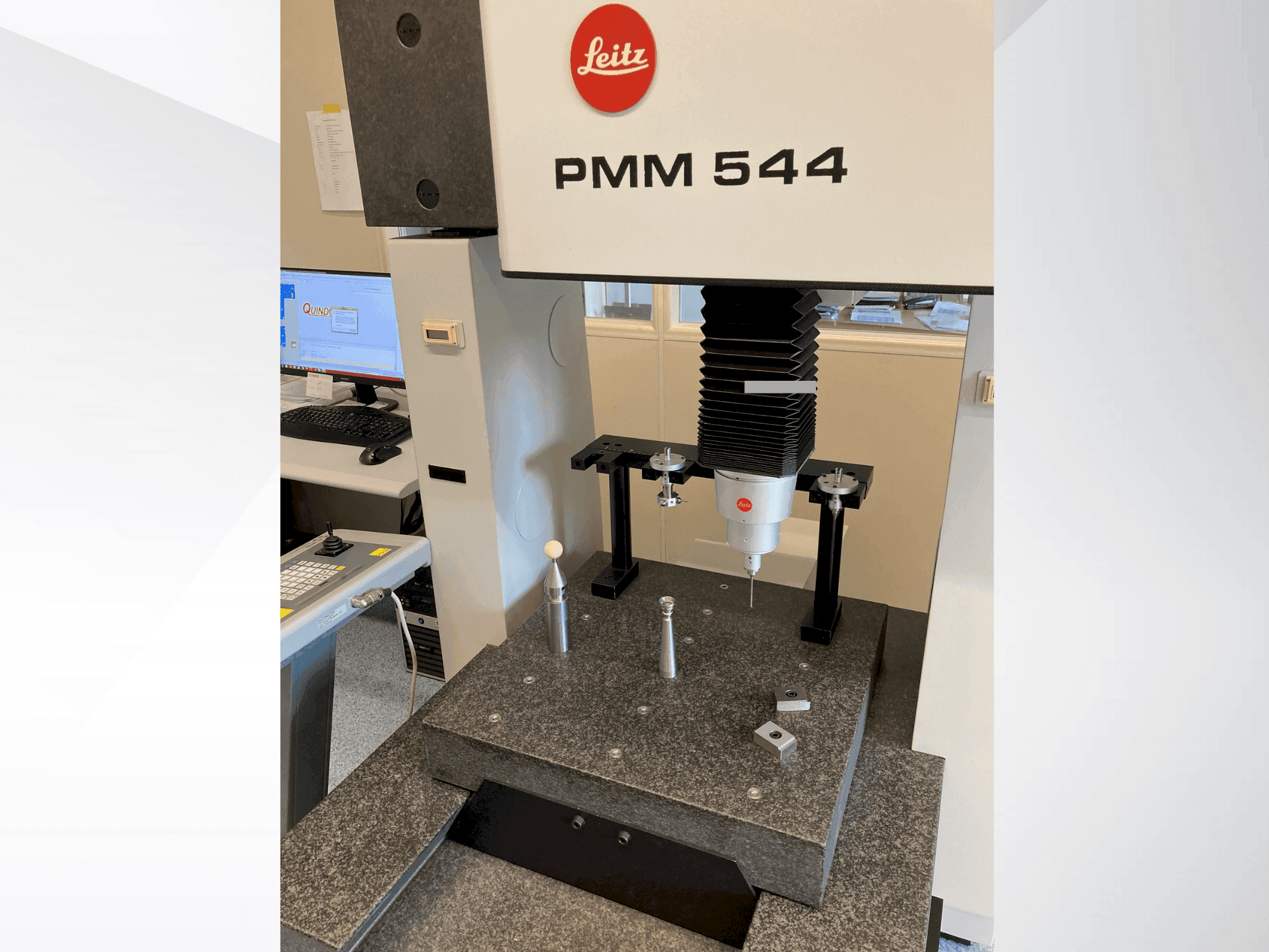 Frontansicht der LEITZ PMM 544  Maschine