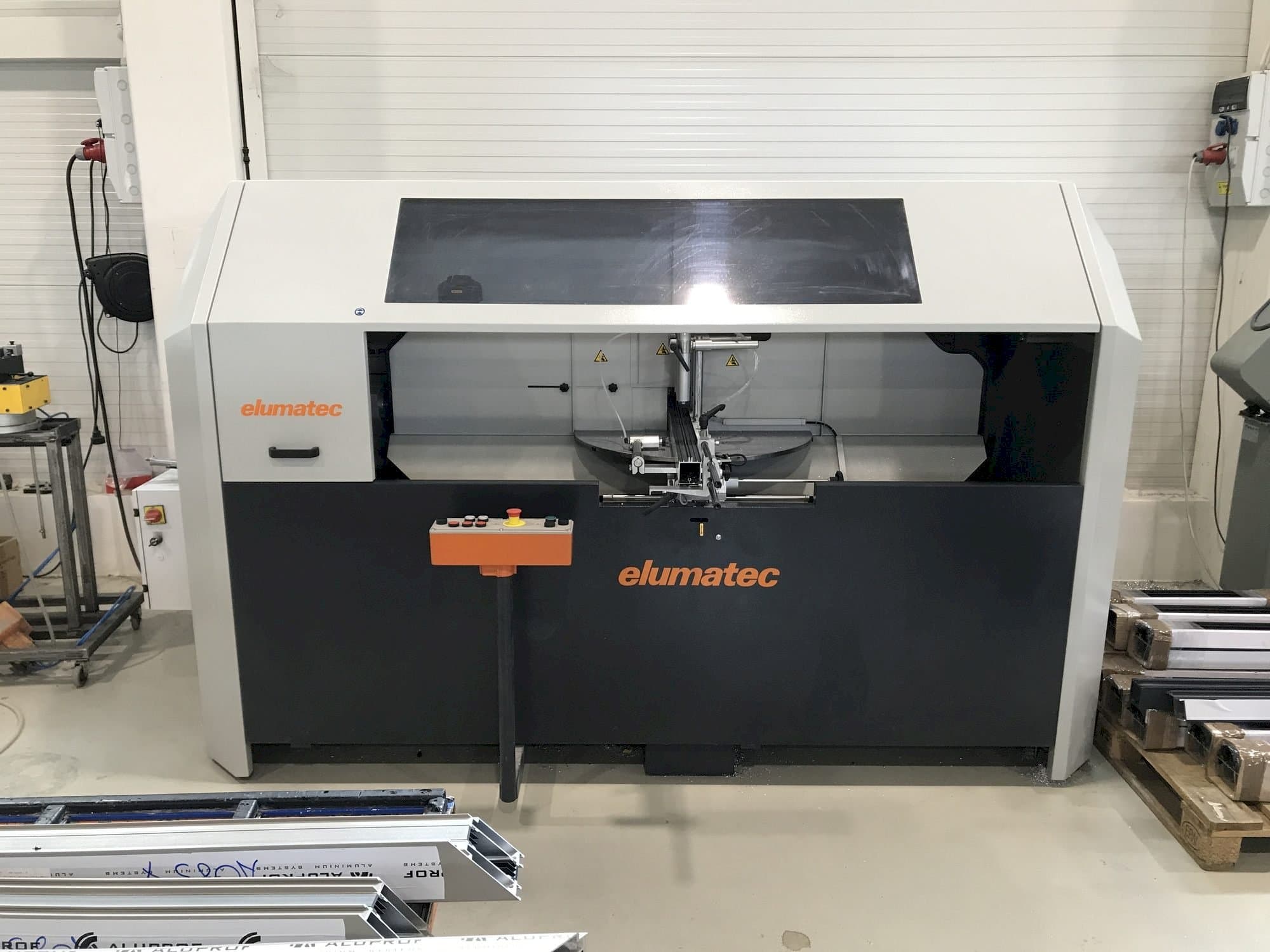 Frontansicht der Elumatec AKS 134/64  Maschine