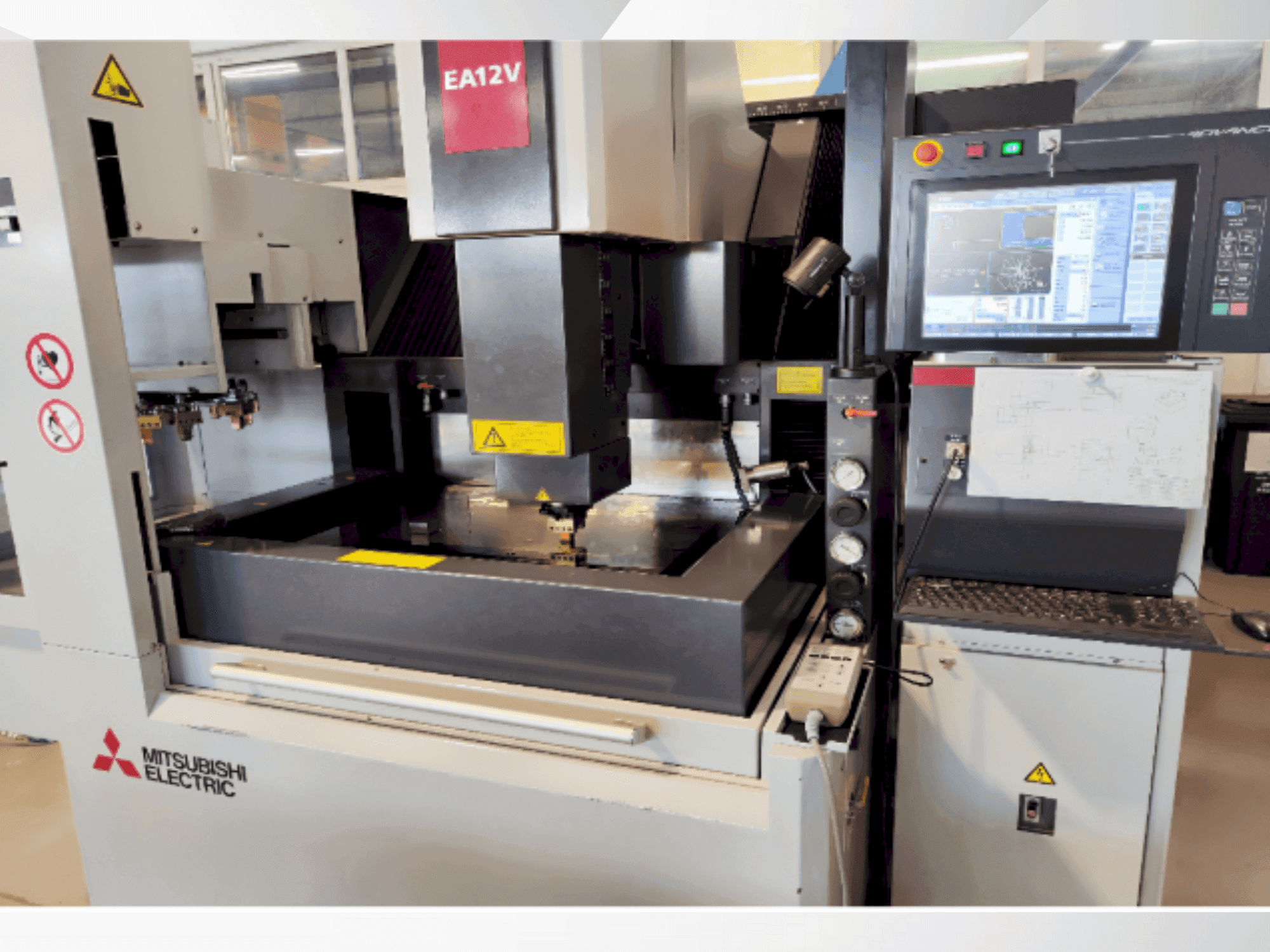 Frontansicht der Mitsubishi EA12VM ADVANCE  Maschine