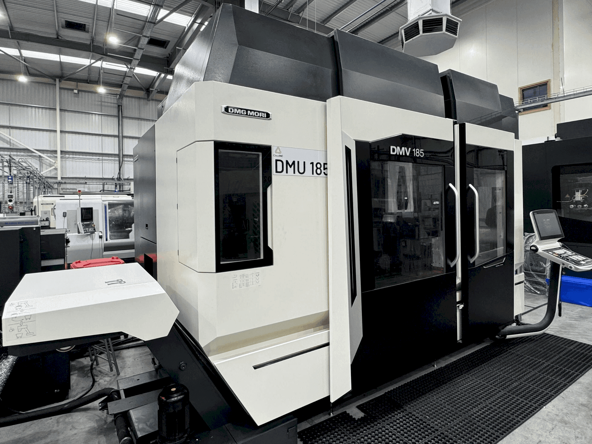 Frontansicht der DMG MORI DMV 185  Maschine