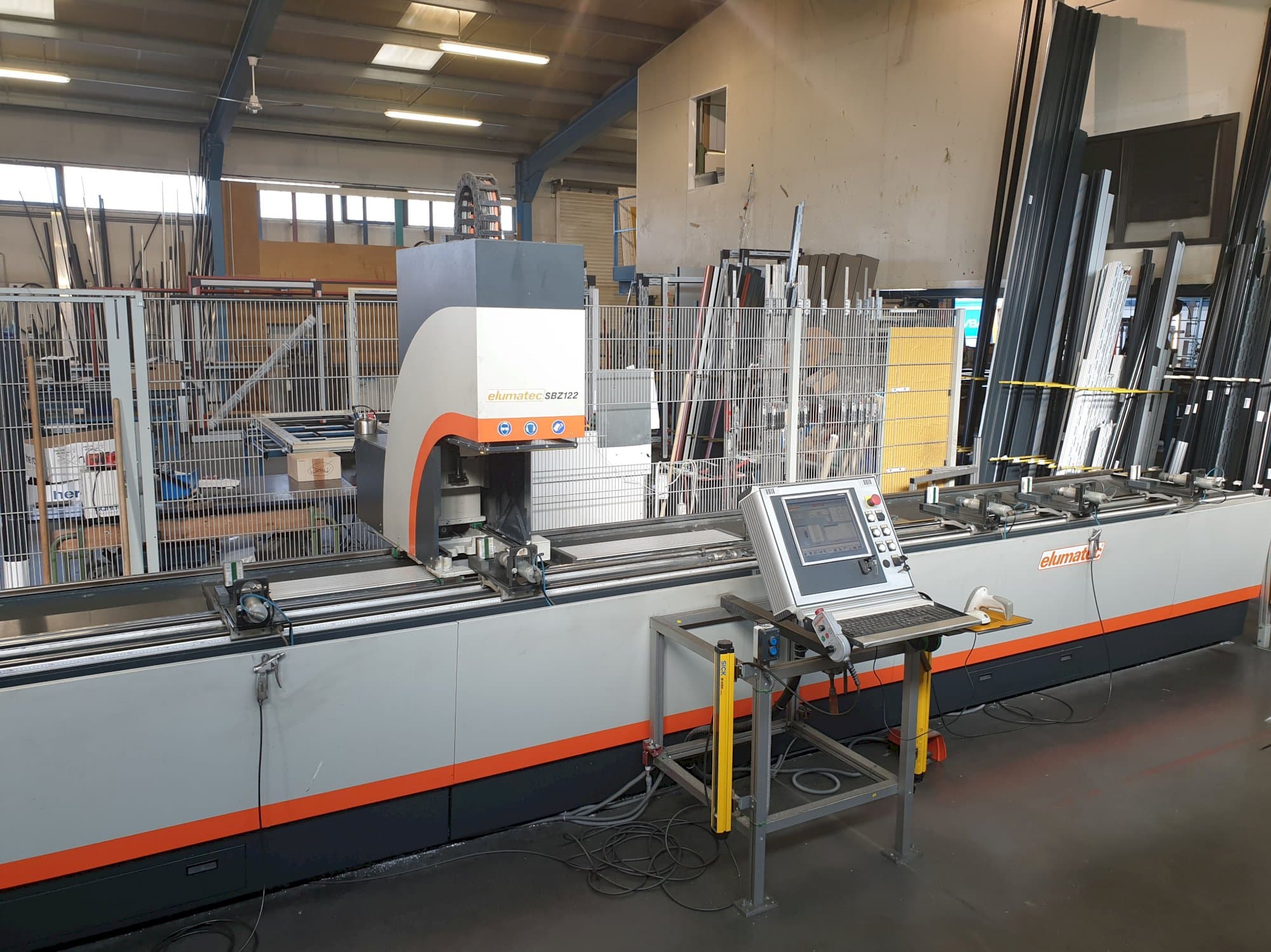 Linke Ansicht der elumatec SBZ 122/64 Maschine