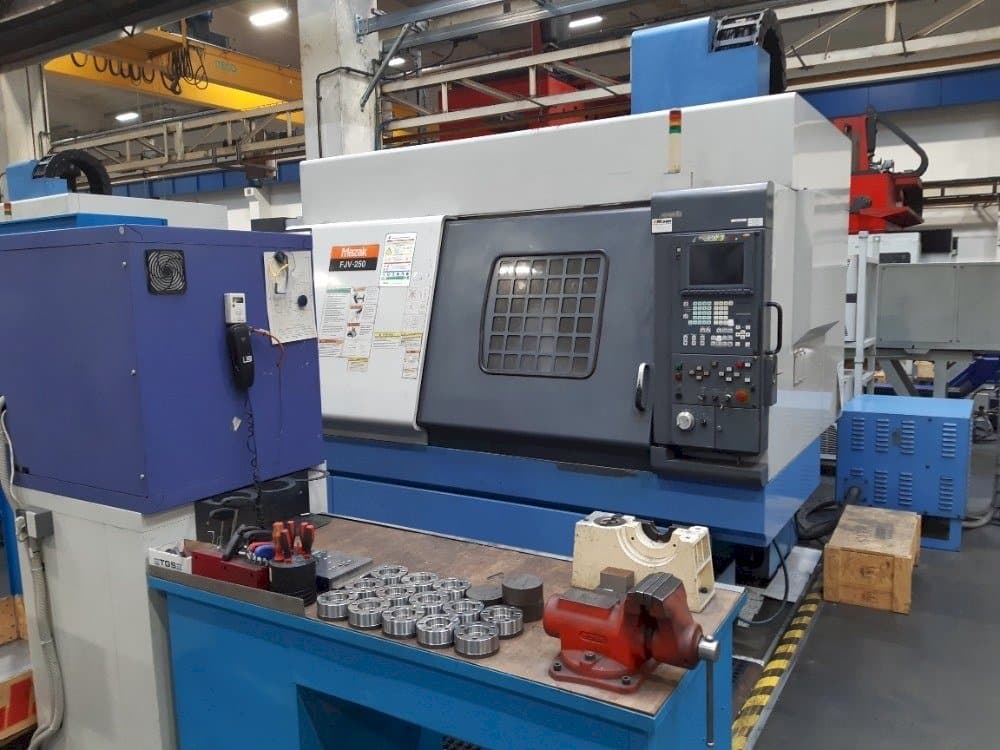 Frontansicht der Mazak FJV 250  Maschine