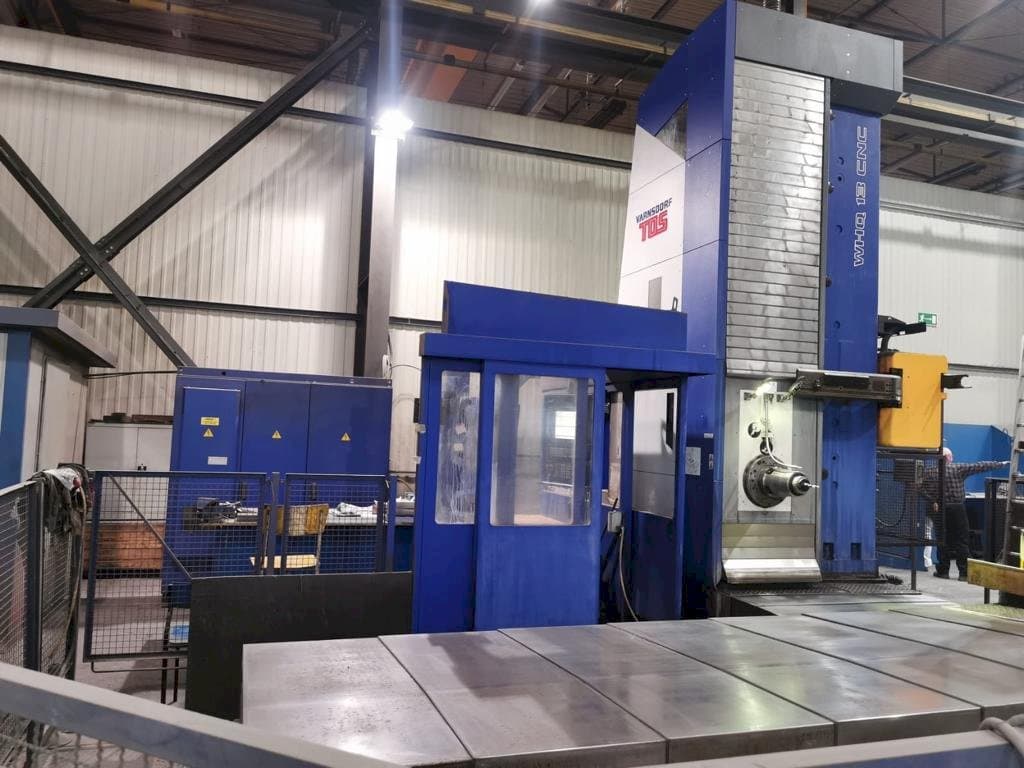 Frontansicht der TOS VARNSDORF WHQ 13 CNC  Maschine