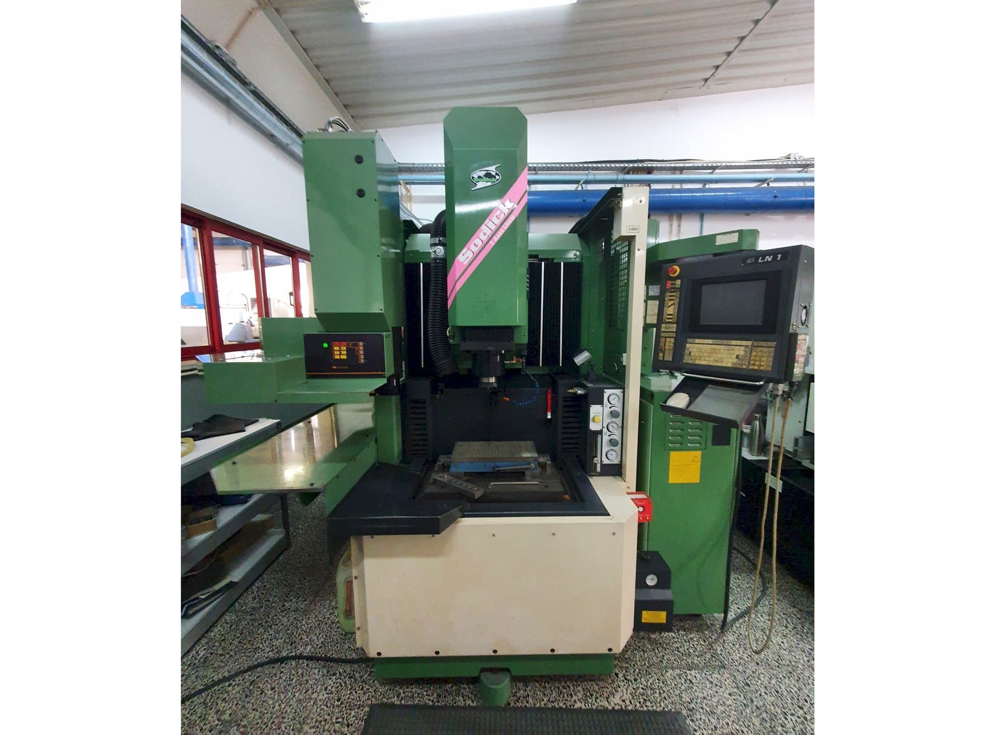 Frontansicht der Sodick AQ35L  Maschine