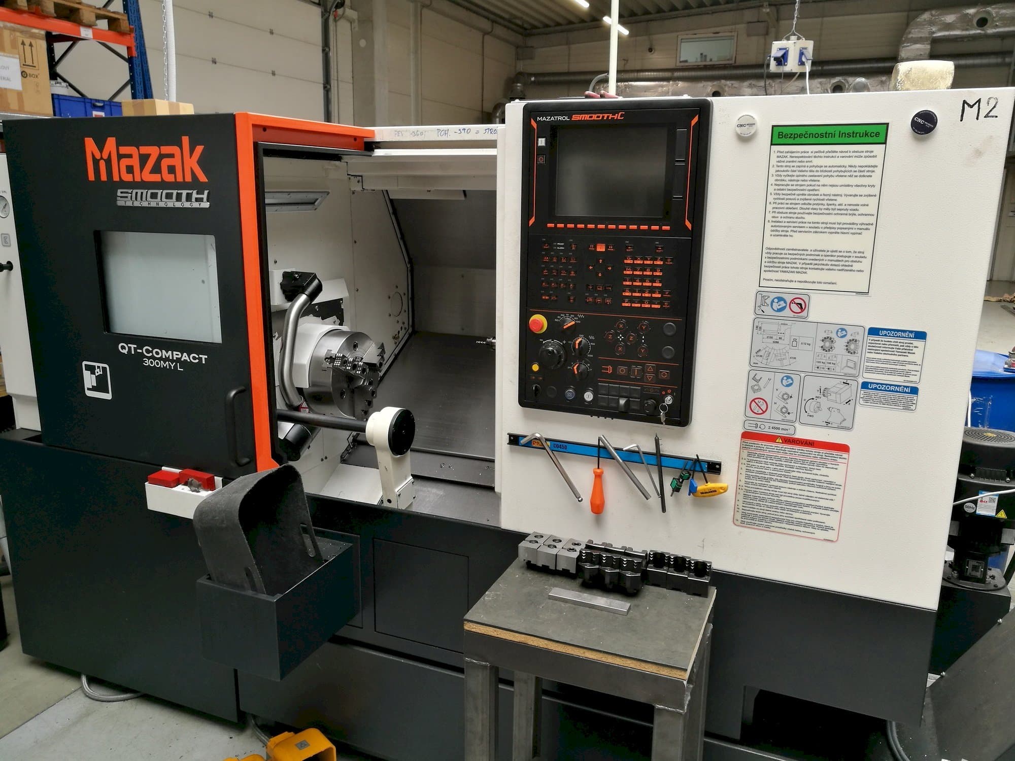 Frontansicht der Mazak Quick Turn Compact 300MY L  Maschine