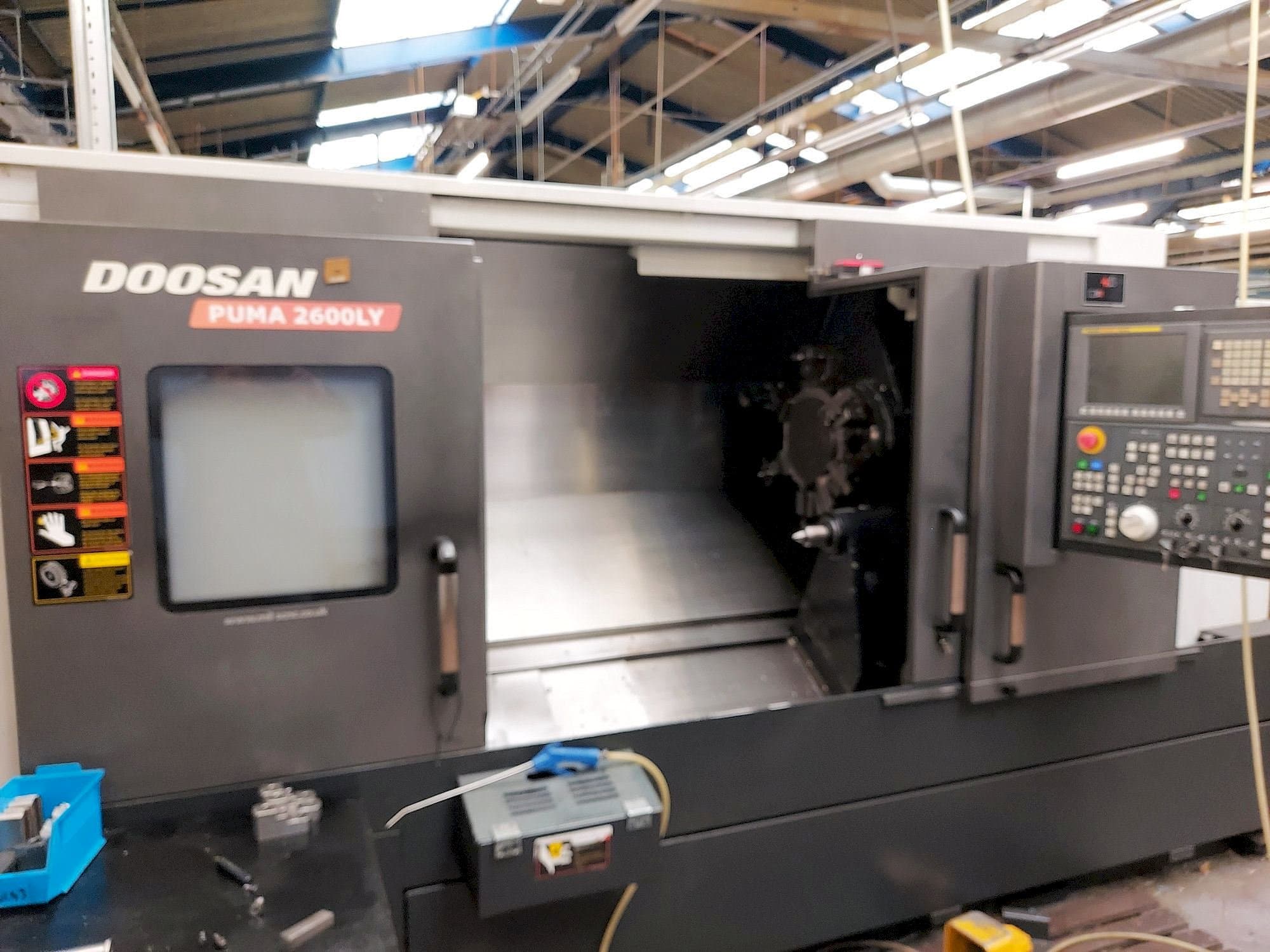 Frontansicht der Doosan Puma 2600LY  Maschine