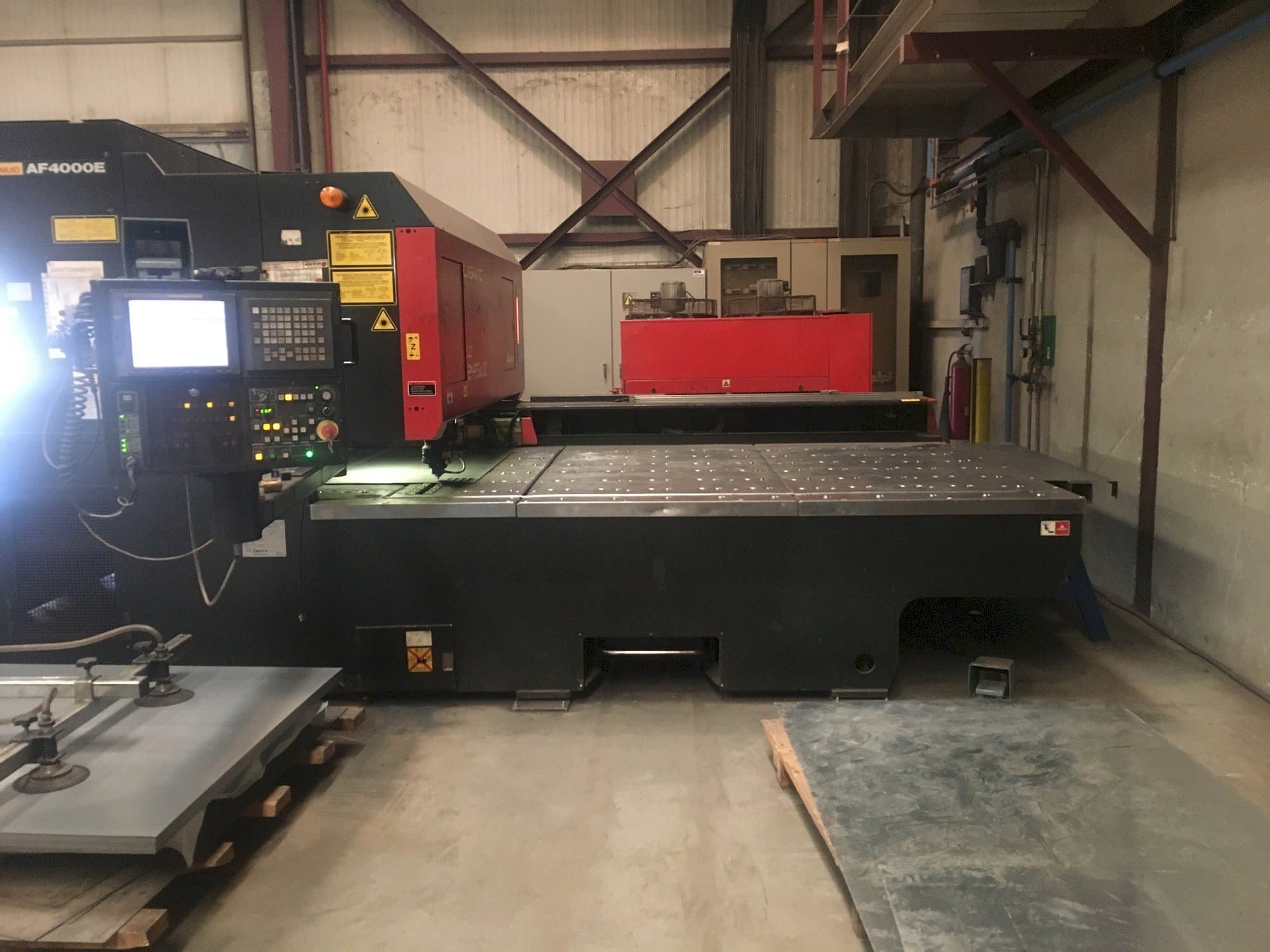 Frontansicht der AMADA LC 2415 A3  Maschine