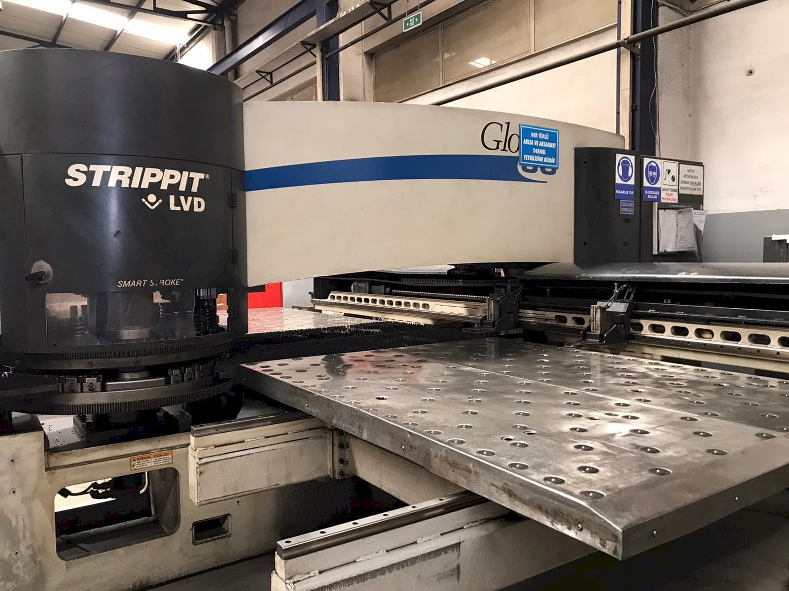 Frontansicht der LVD STRIPPIT Global 30 1525  Maschine